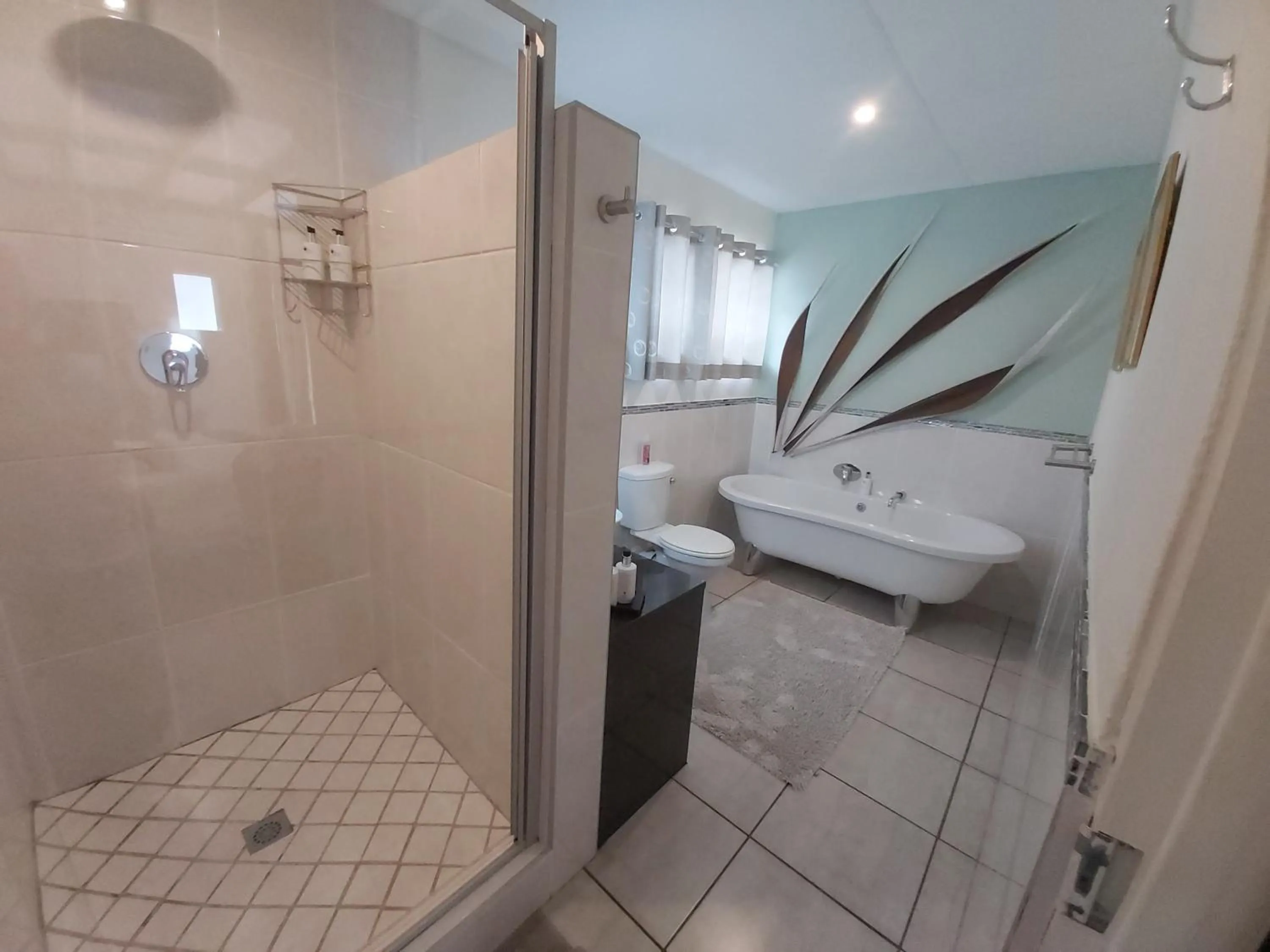 Bathroom, Bed in Rockview Lodge