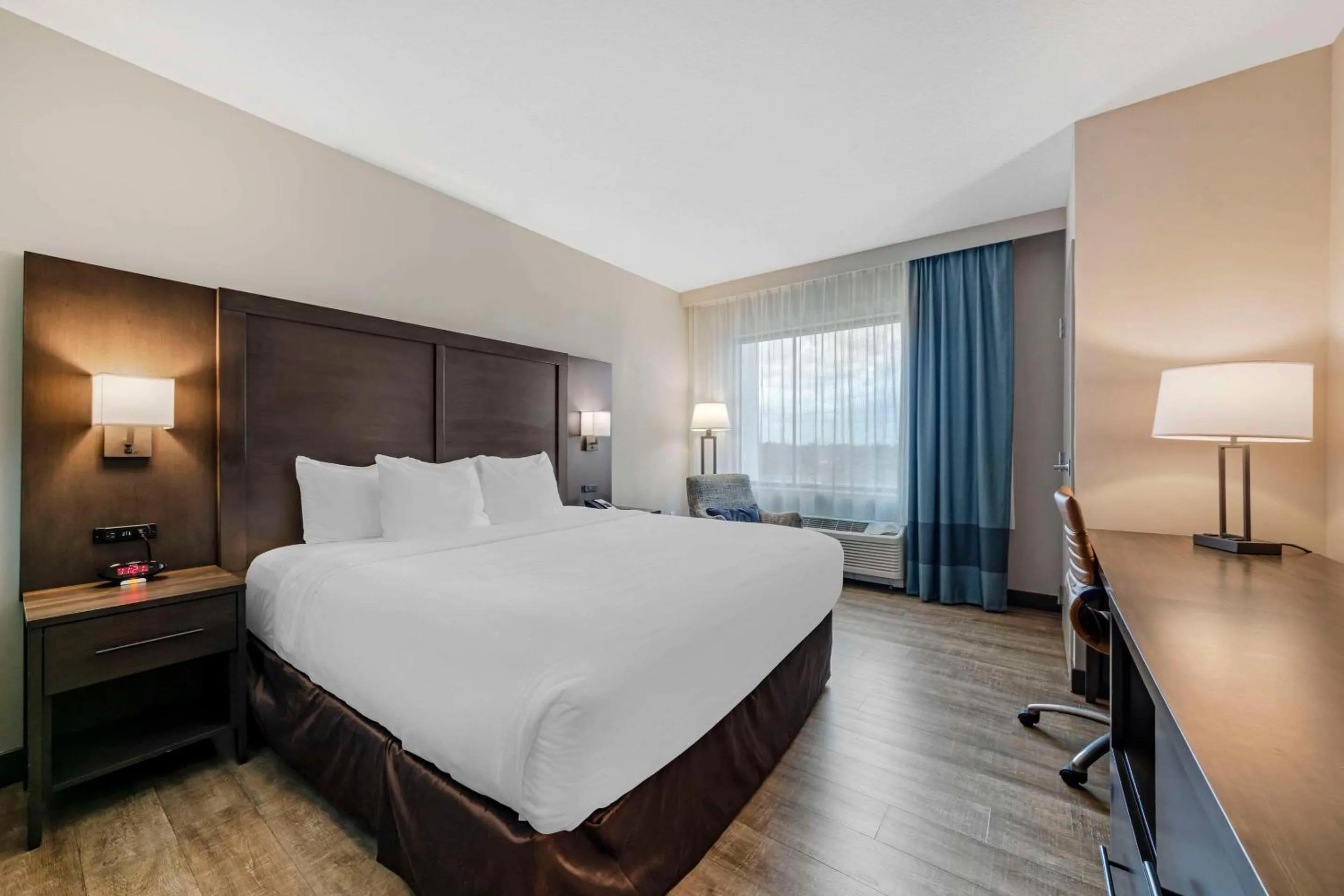 Bedroom, Bed in Comfort Inn & Suites Miami International Airport