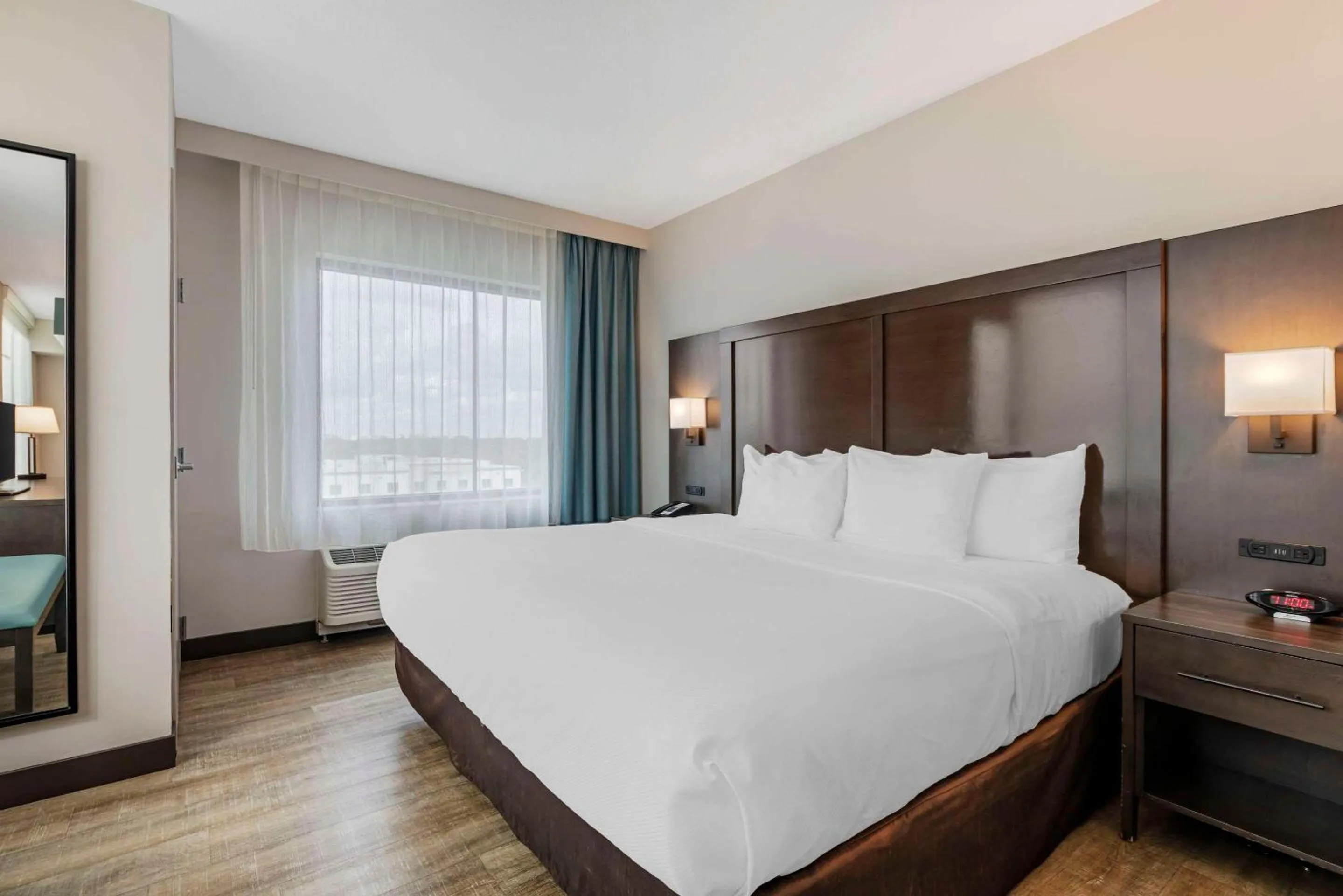 Bedroom, Bed in Comfort Inn & Suites Miami International Airport