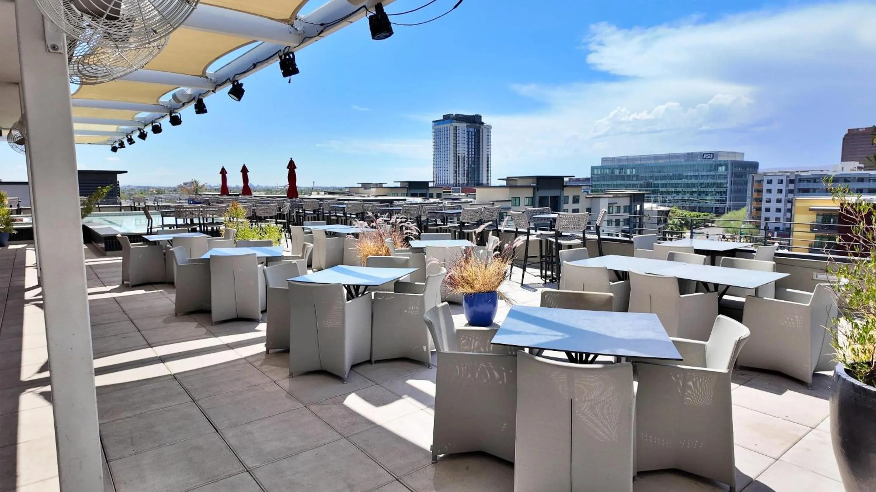 Lounge or bar in Cambria Downtown Phoenix Convention & Airport Hotel
