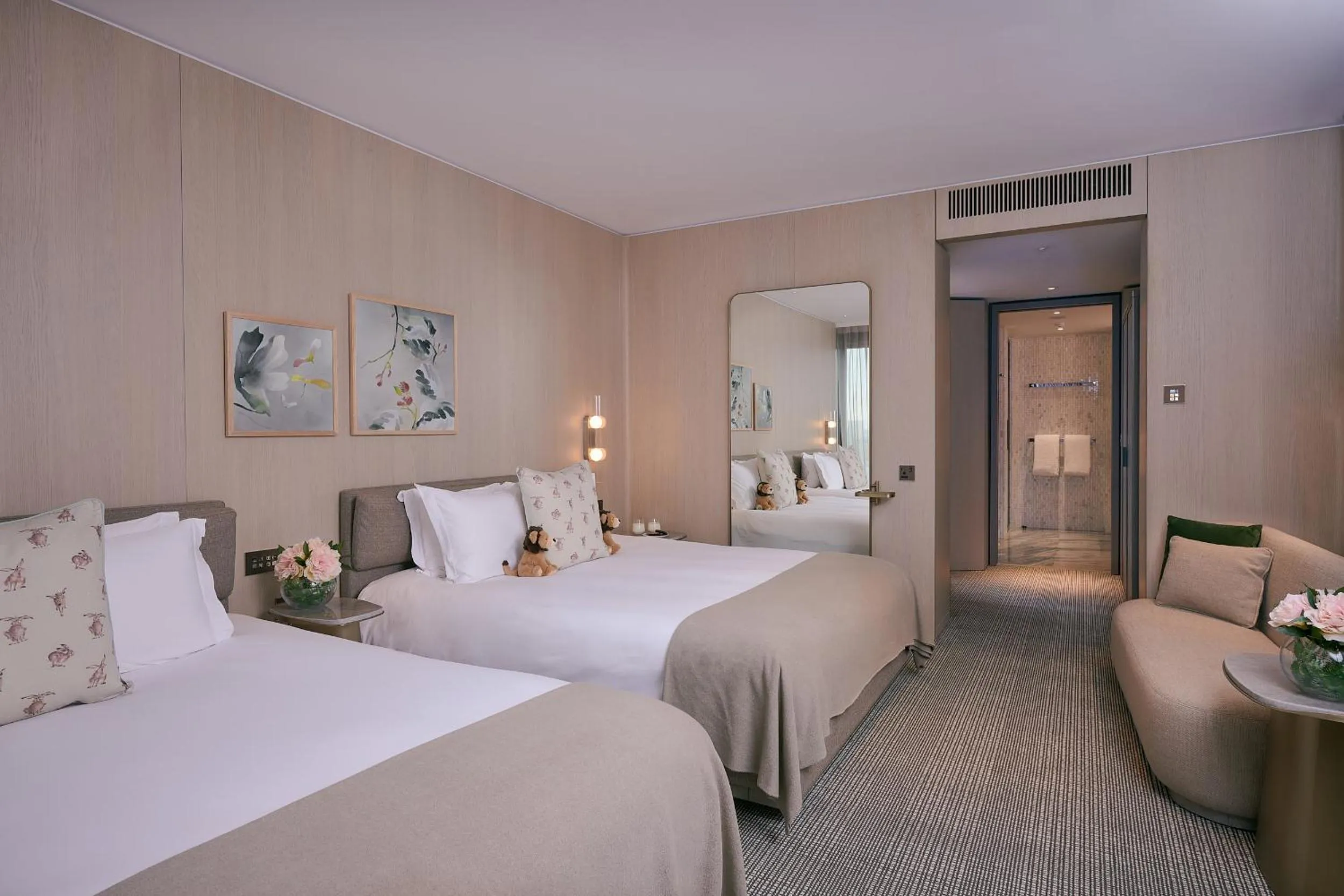 Bedroom, Bed in Pan Pacific London