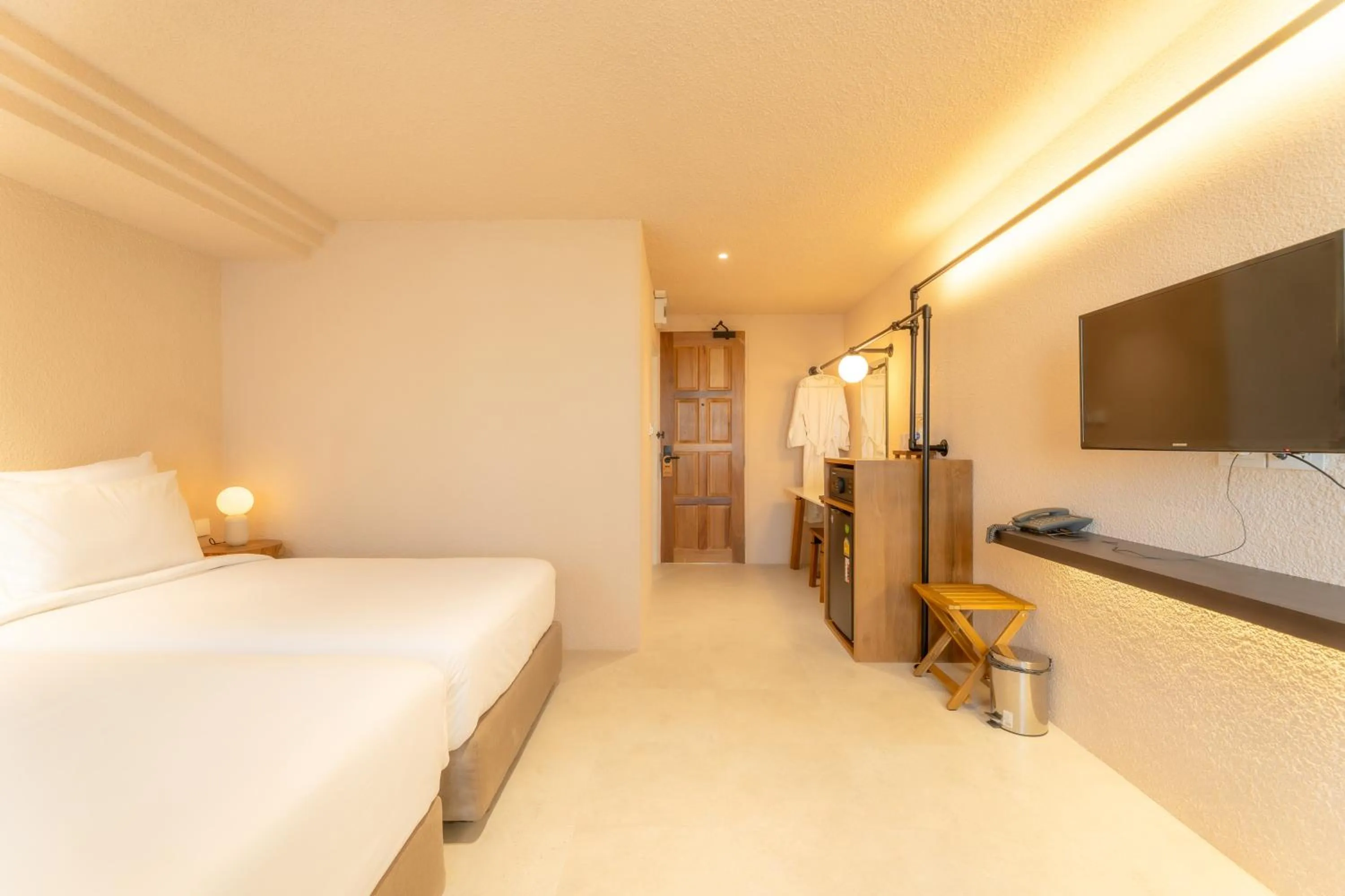 Photo of the whole room, Bed in Mai Hotel Chiang Mai ใหม่โฮเทล เชียงใหม่