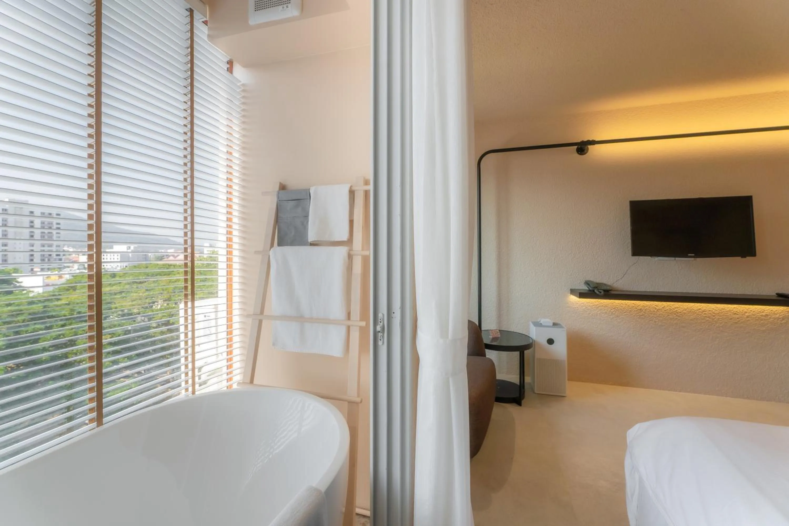 Photo of the whole room, Bed in Mai Hotel Chiang Mai ใหม่โฮเทล เชียงใหม่