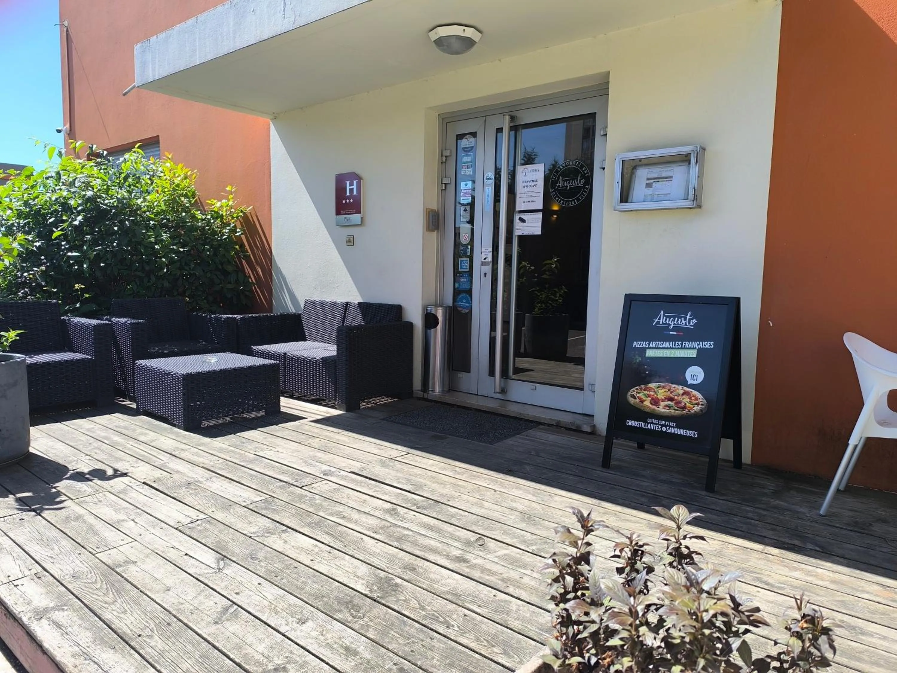 Patio in Adonis Lyon Est Hôtel Artys