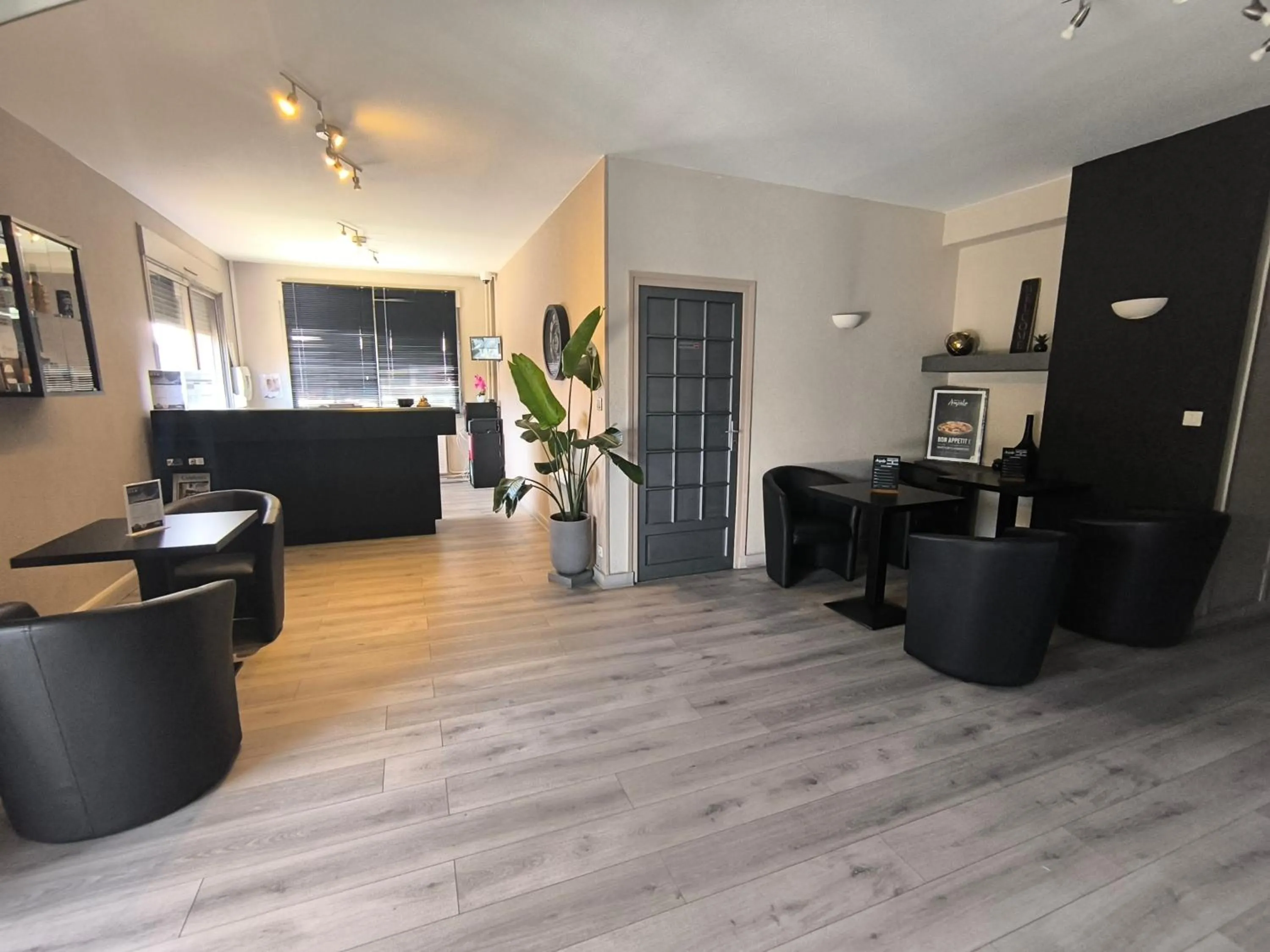 Lobby or reception in Adonis Lyon Est Hôtel Artys