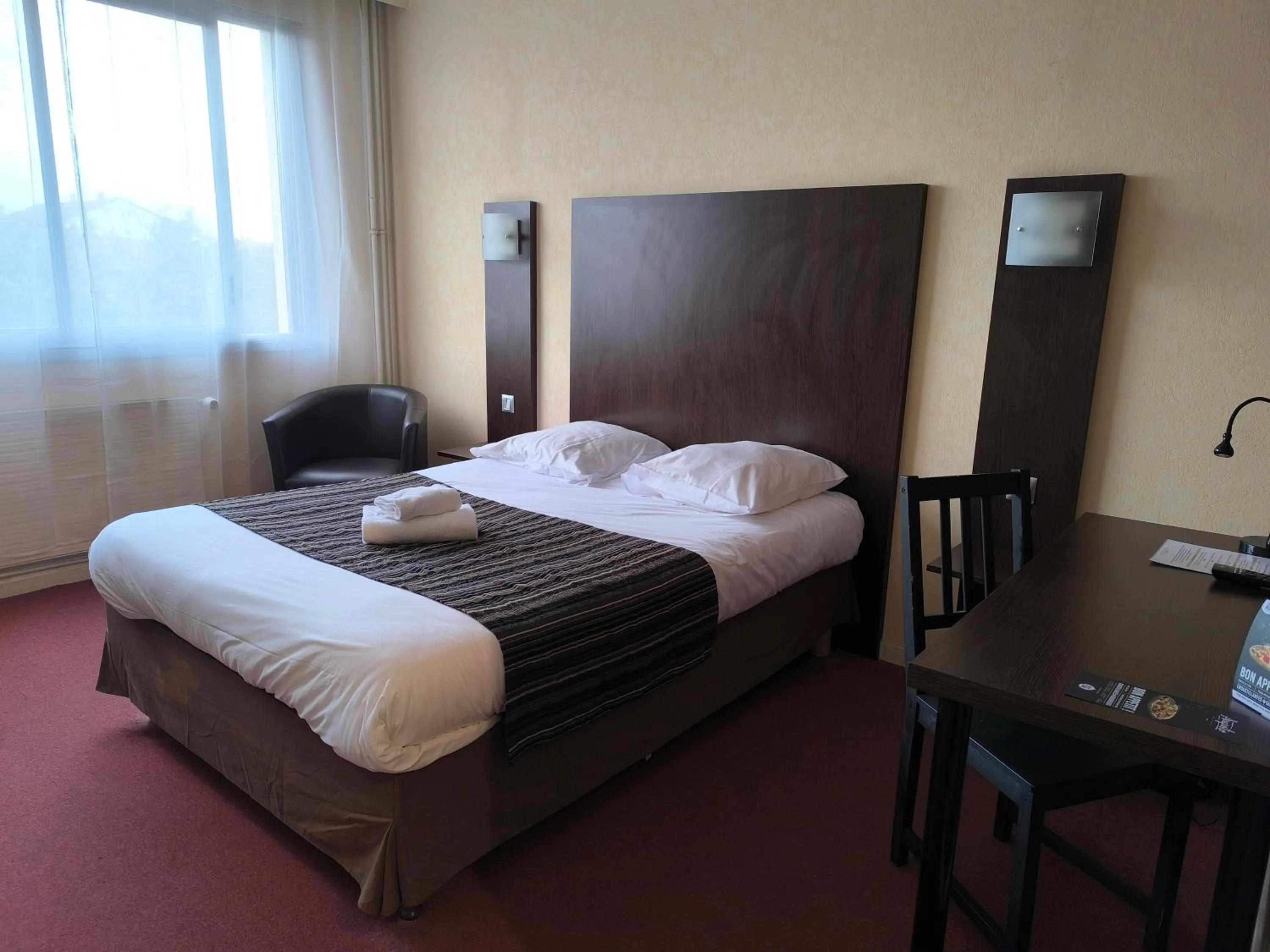 Bed in Adonis Lyon Est Hôtel Artys