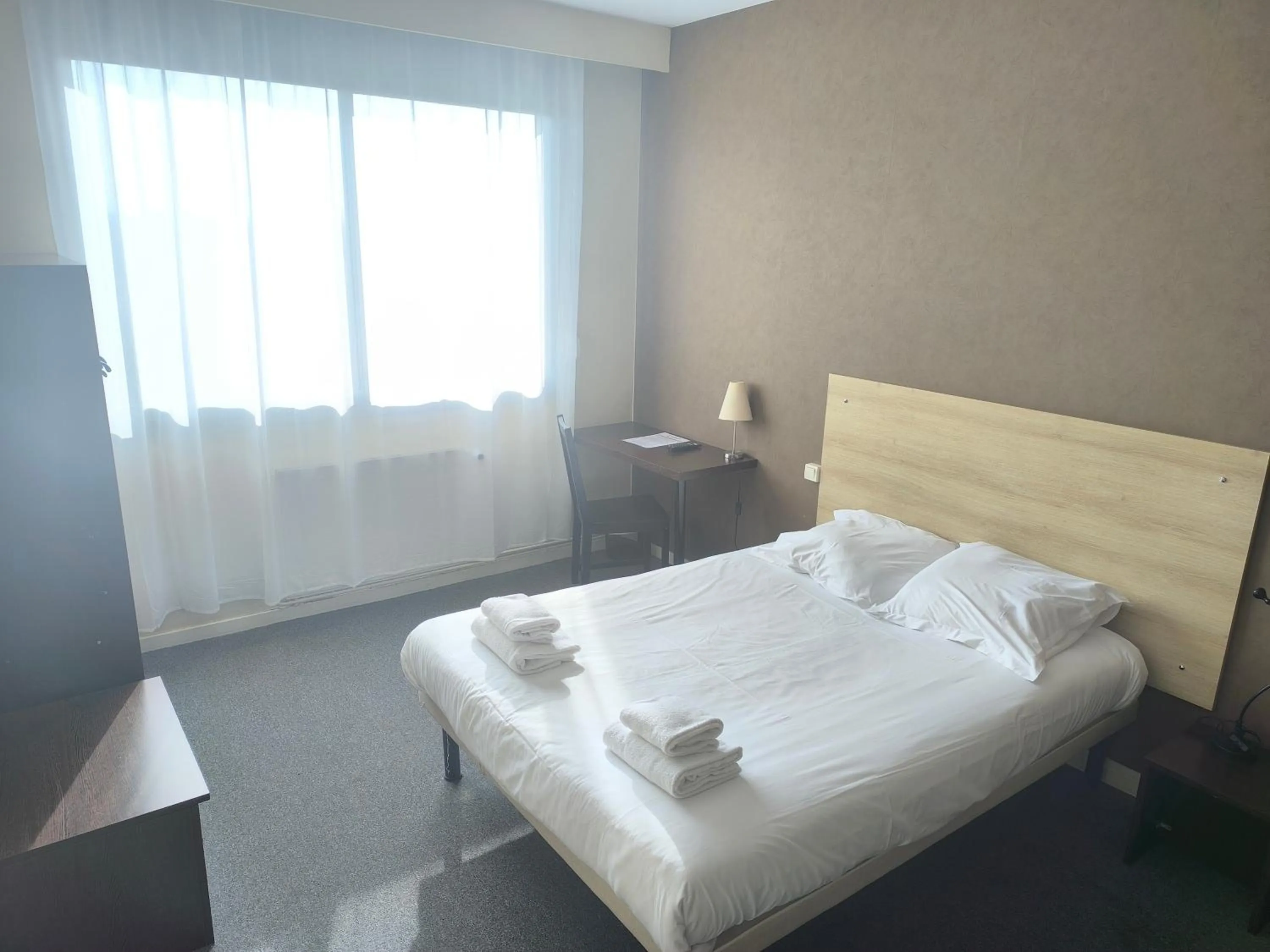 Bed in Adonis Lyon Est Hôtel Artys