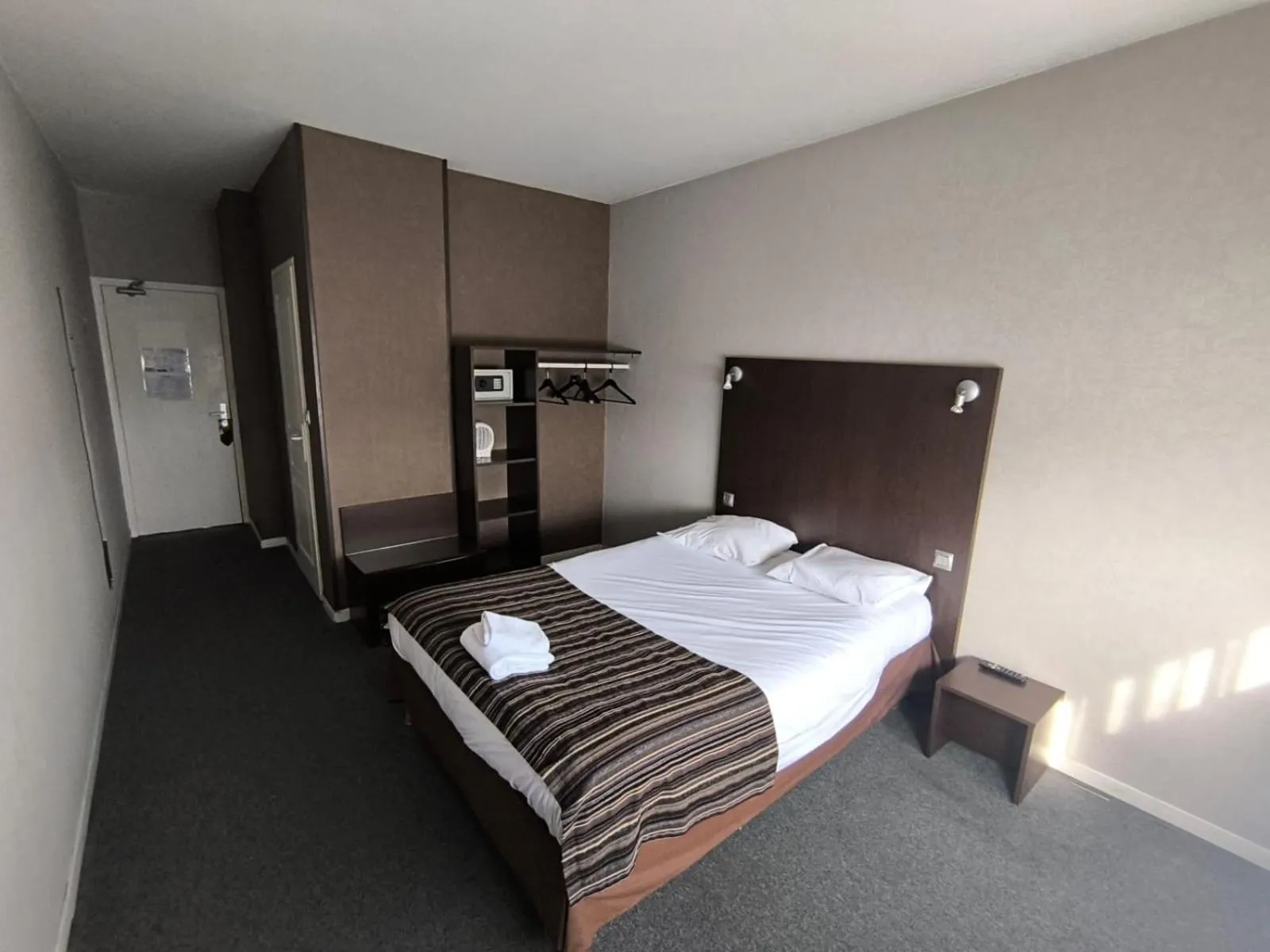 Photo of the whole room in Adonis Lyon Est Hôtel Artys