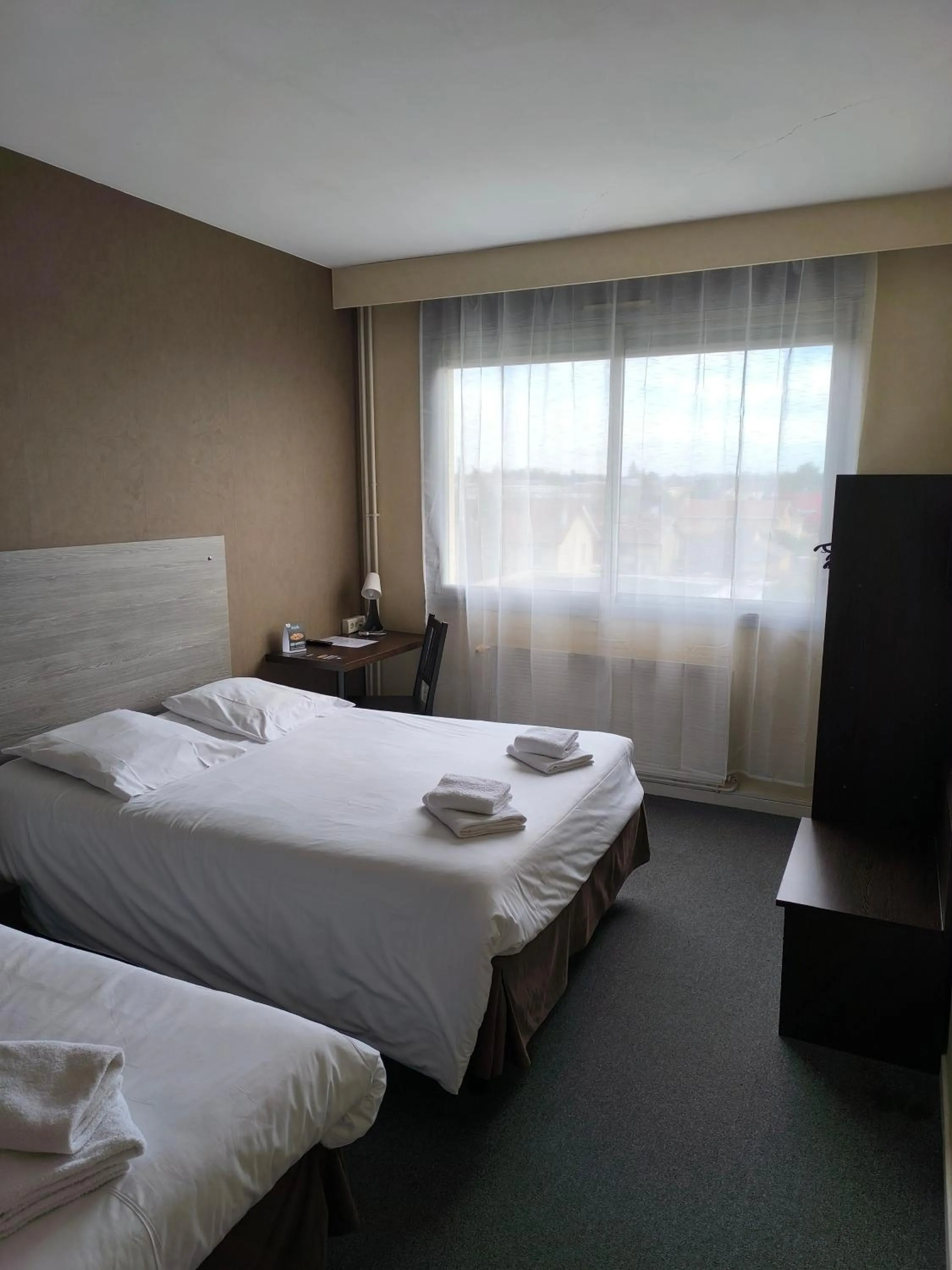 Bed in Adonis Lyon Est Hôtel Artys