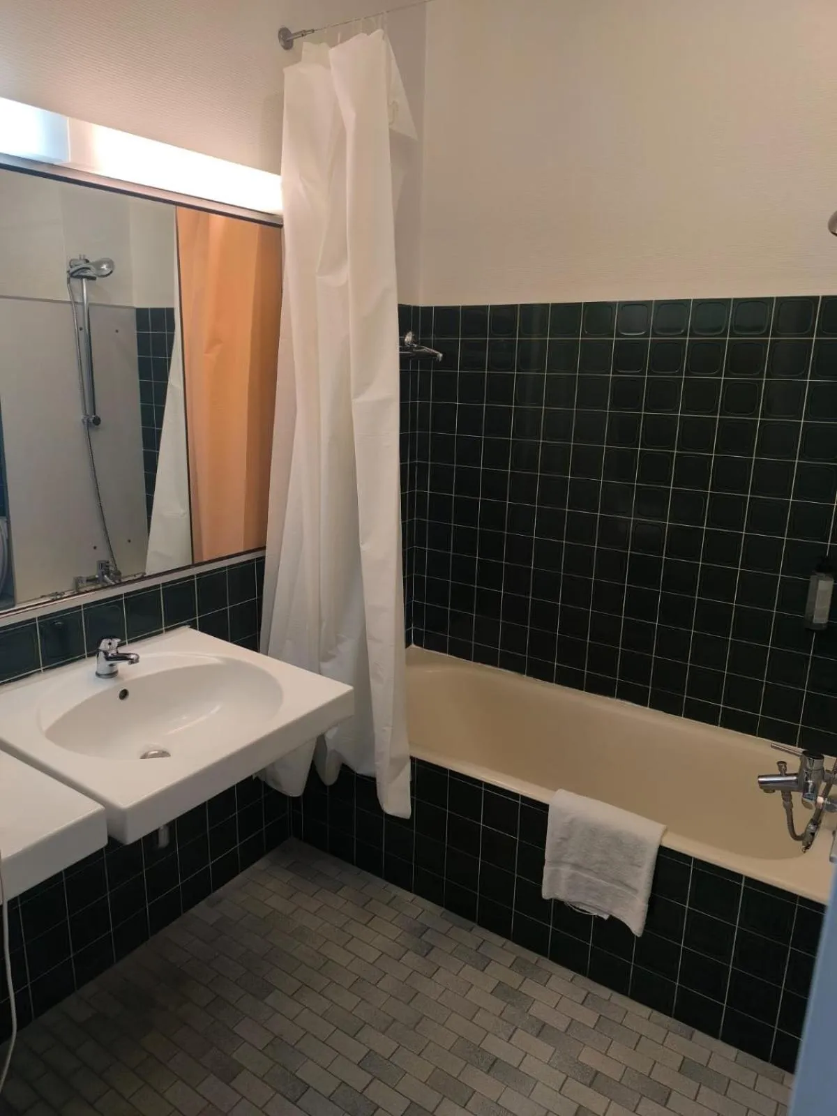 Bathroom in Adonis Lyon Est Hôtel Artys