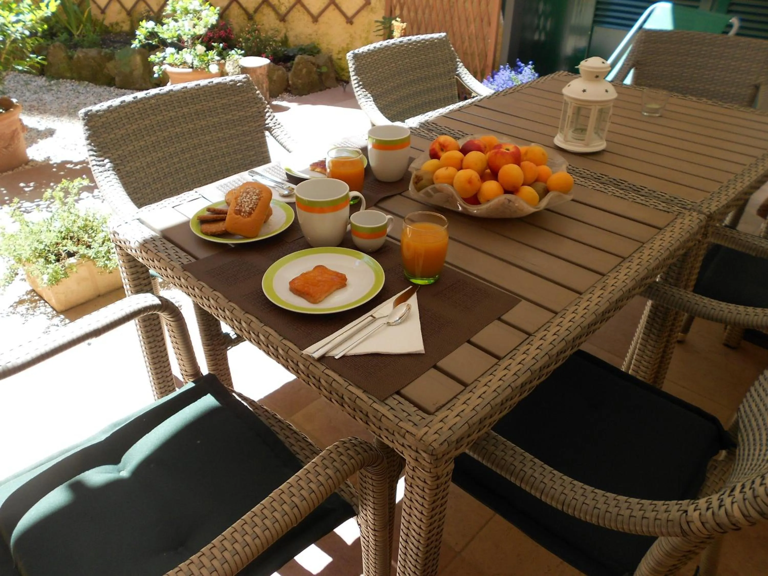 Restaurant/places to eat in B&B Five