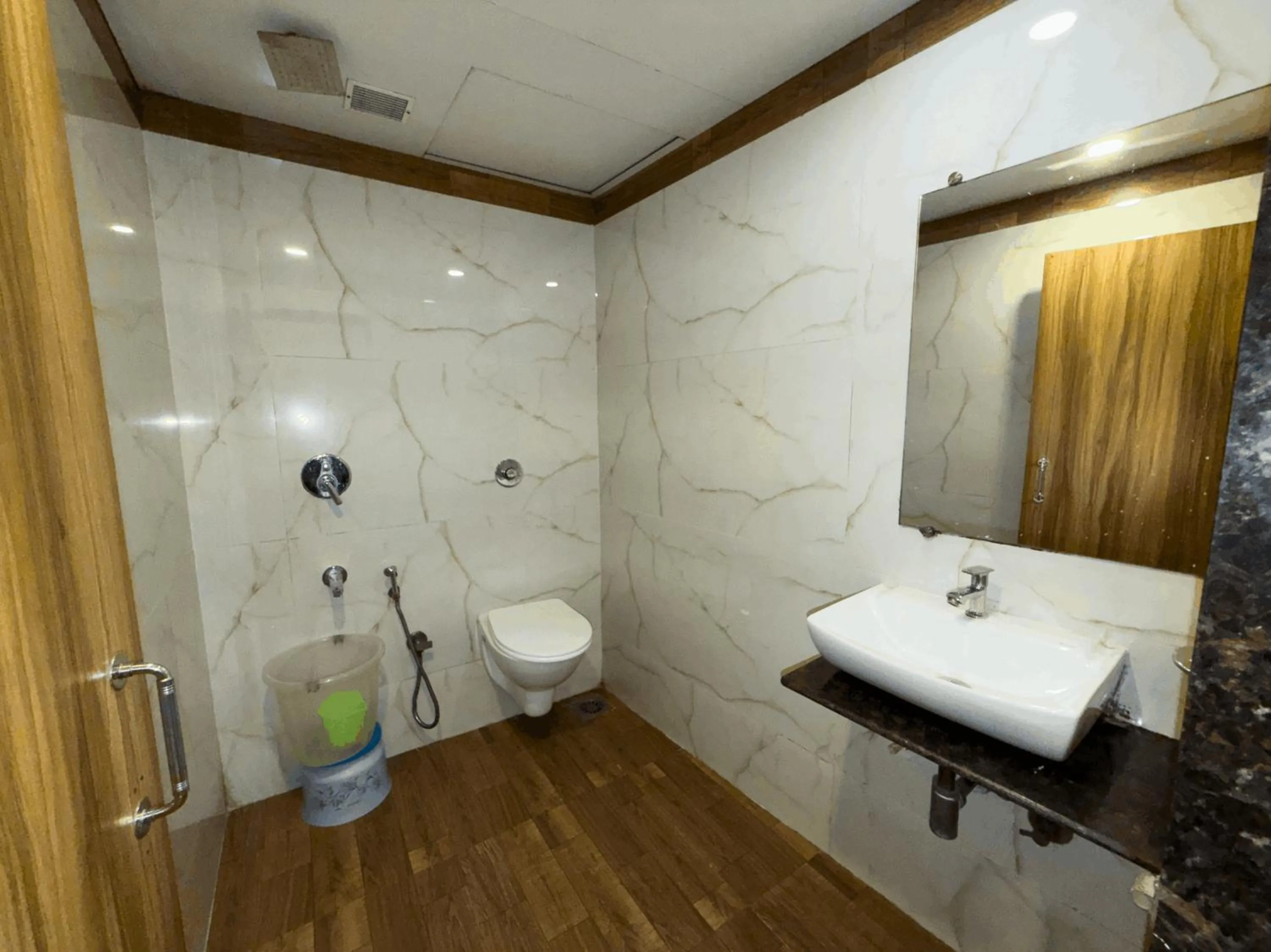 Bathroom in Hotel Hometown Near US Embassy BKC