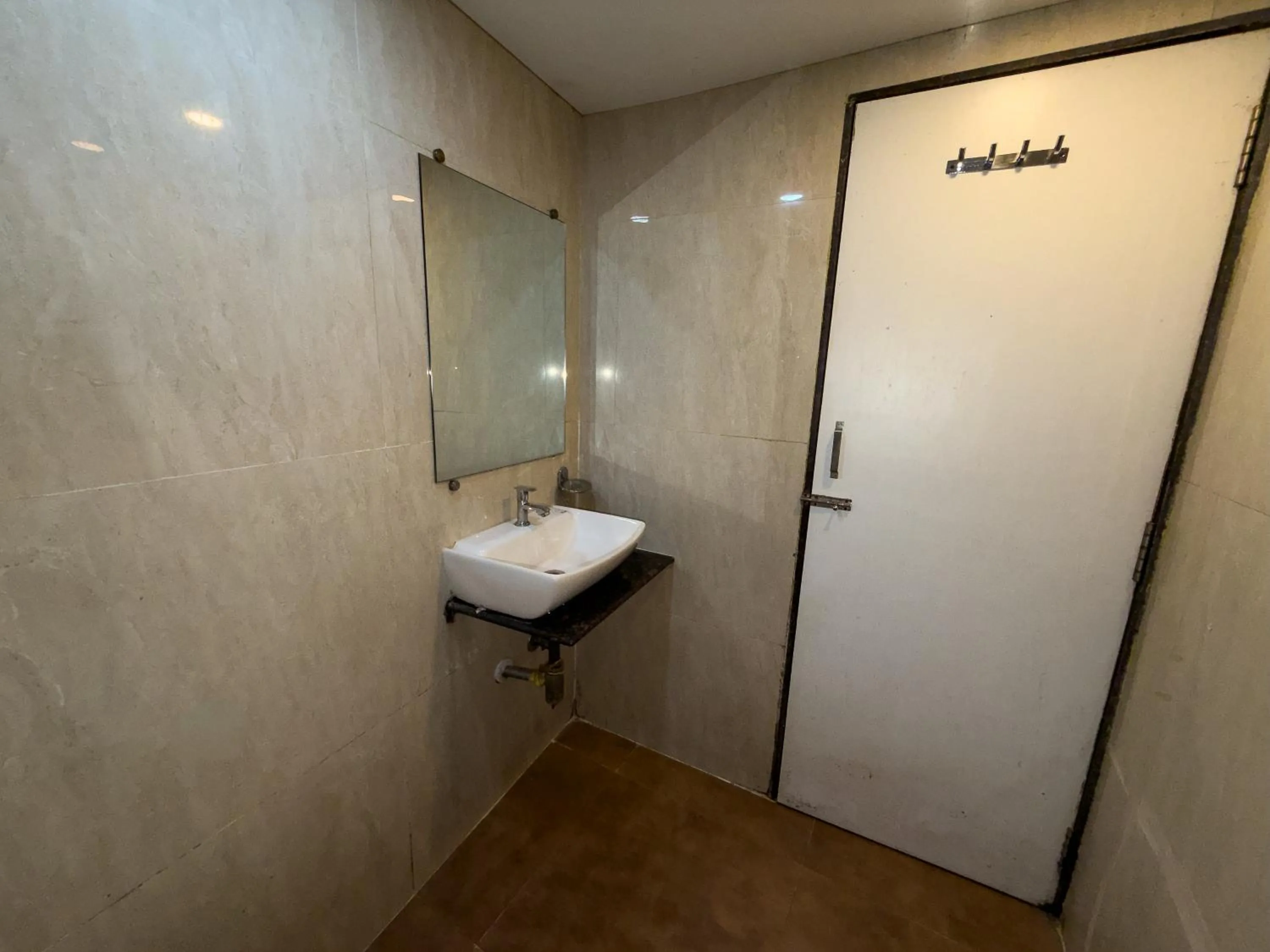 Bathroom in Hotel Hometown Near US Embassy BKC