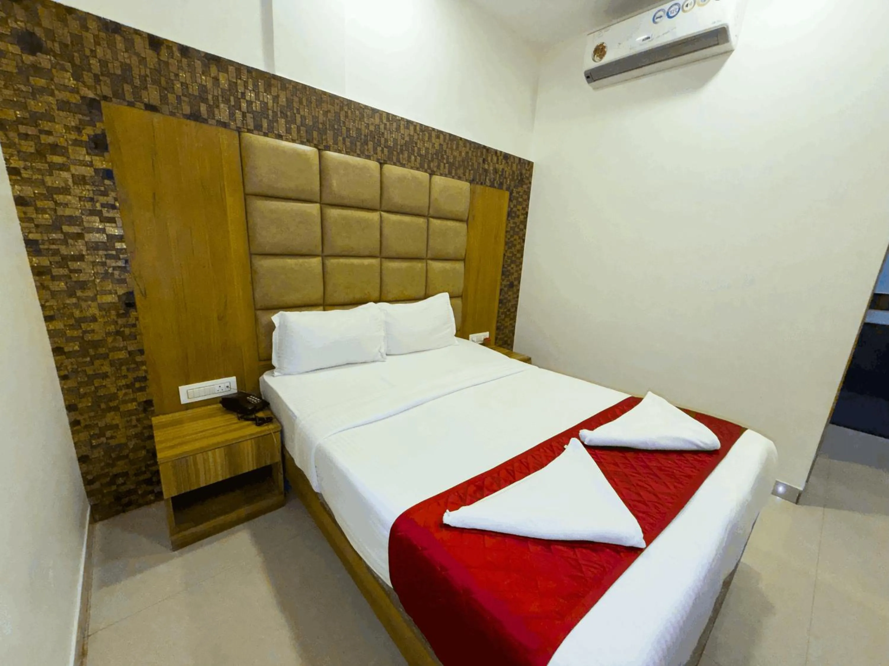 Bedroom, Bed in Hotel Hometown Near US Embassy BKC