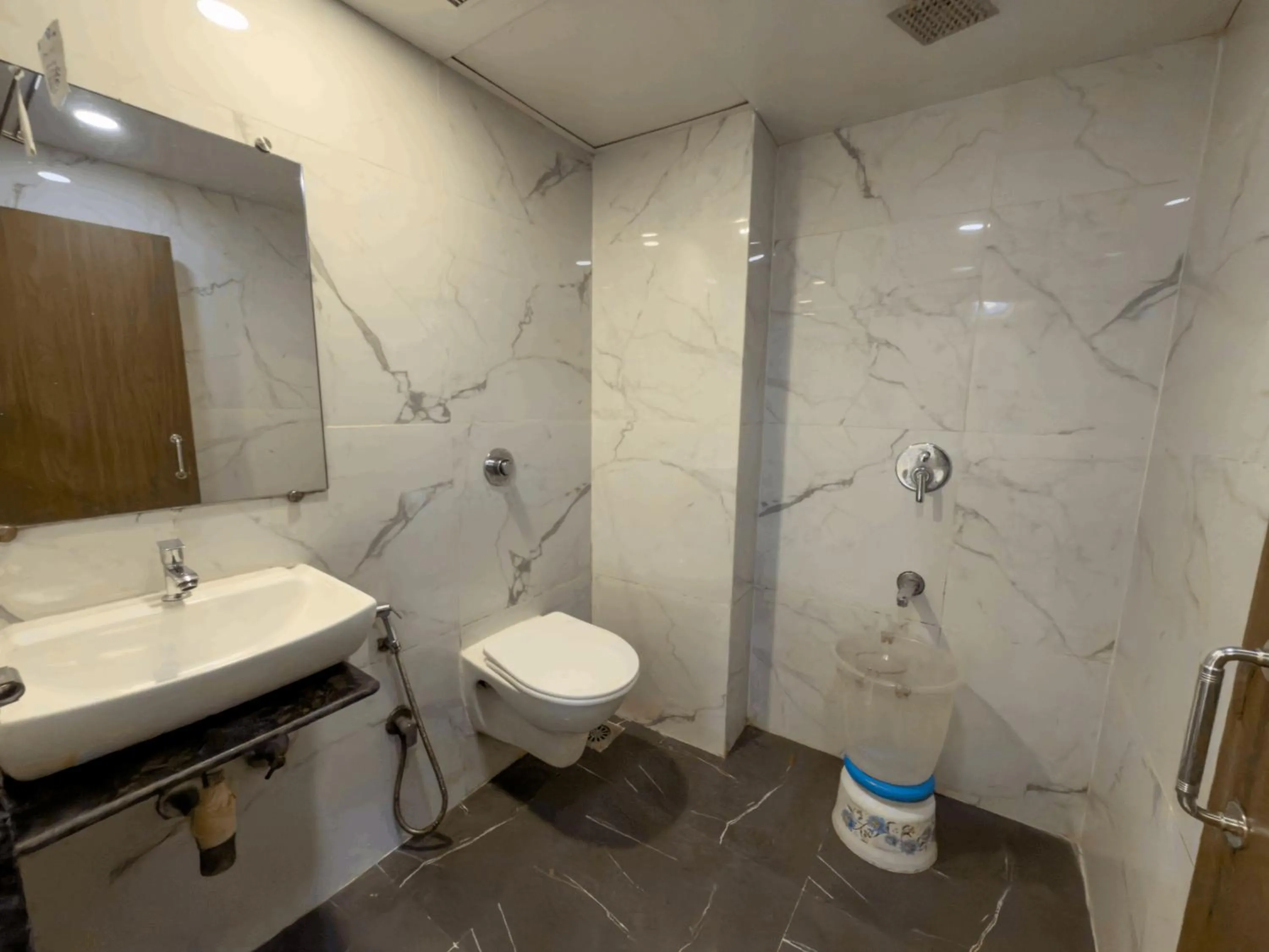 Bathroom in Hotel Hometown Near US Embassy BKC