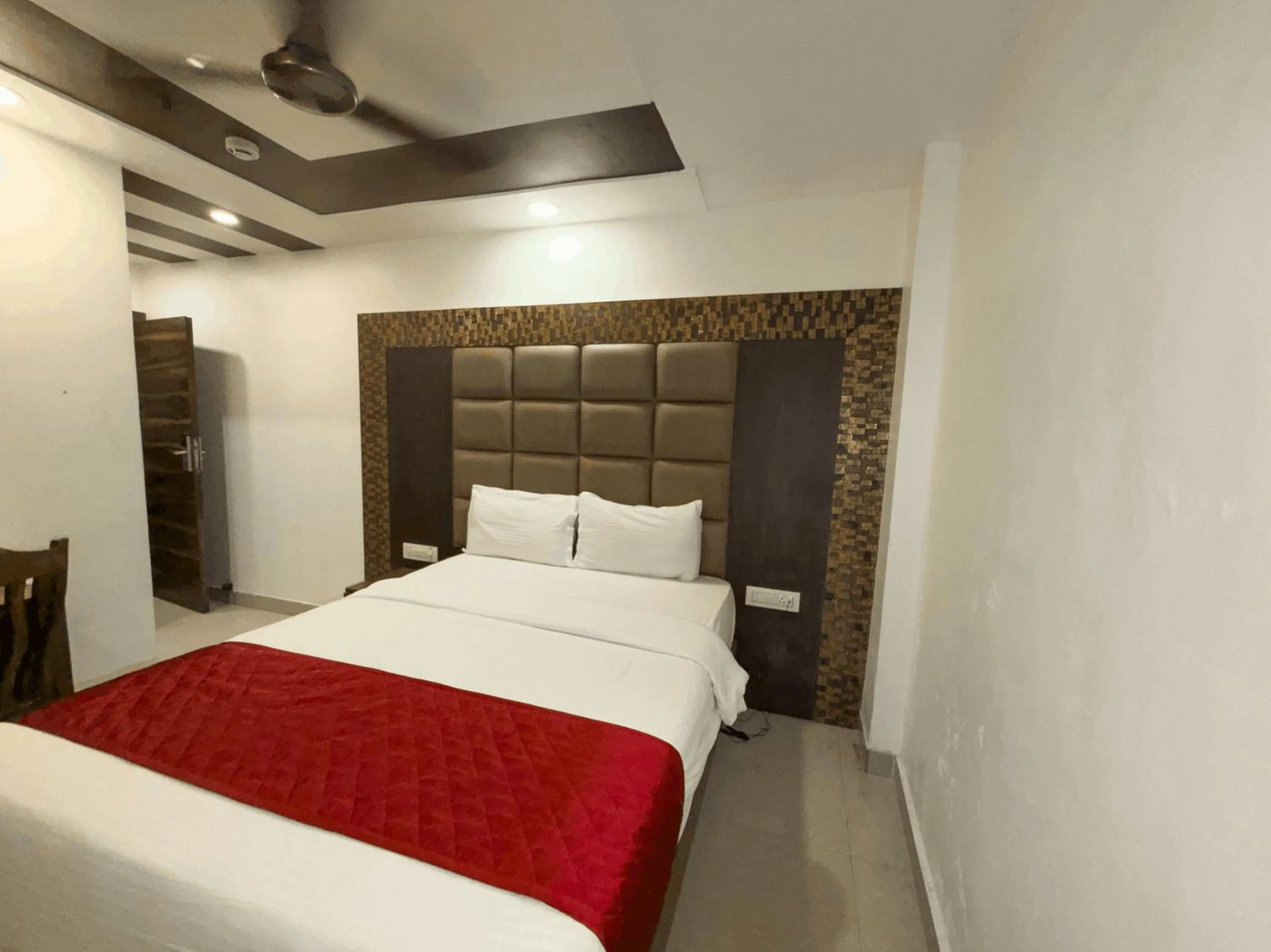 Bedroom, Bed in Hotel Hometown Near US Embassy BKC