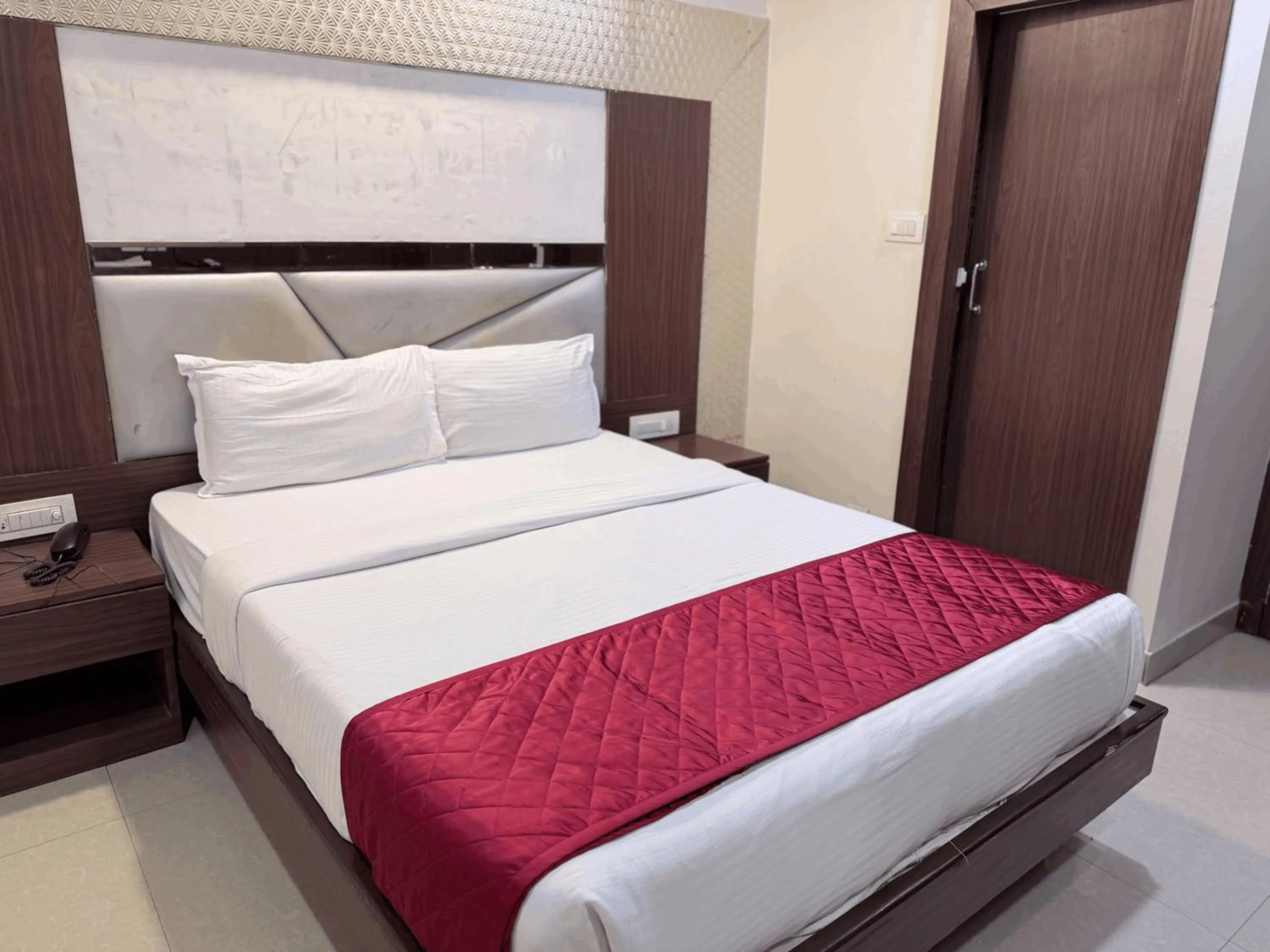 Bedroom, Bed in Hotel Hometown Near US Embassy BKC