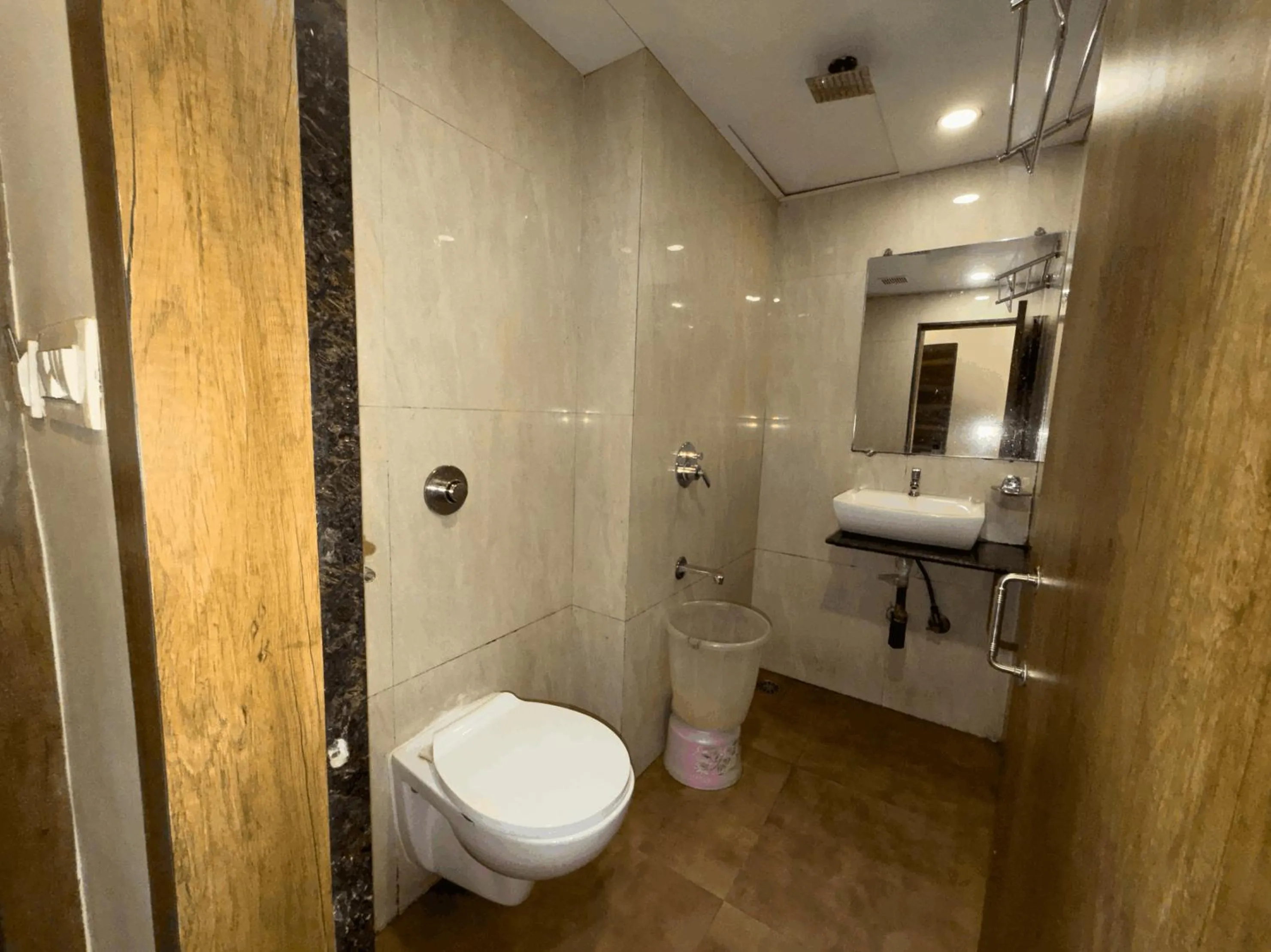 Bathroom in Hotel Hometown Near US Embassy BKC