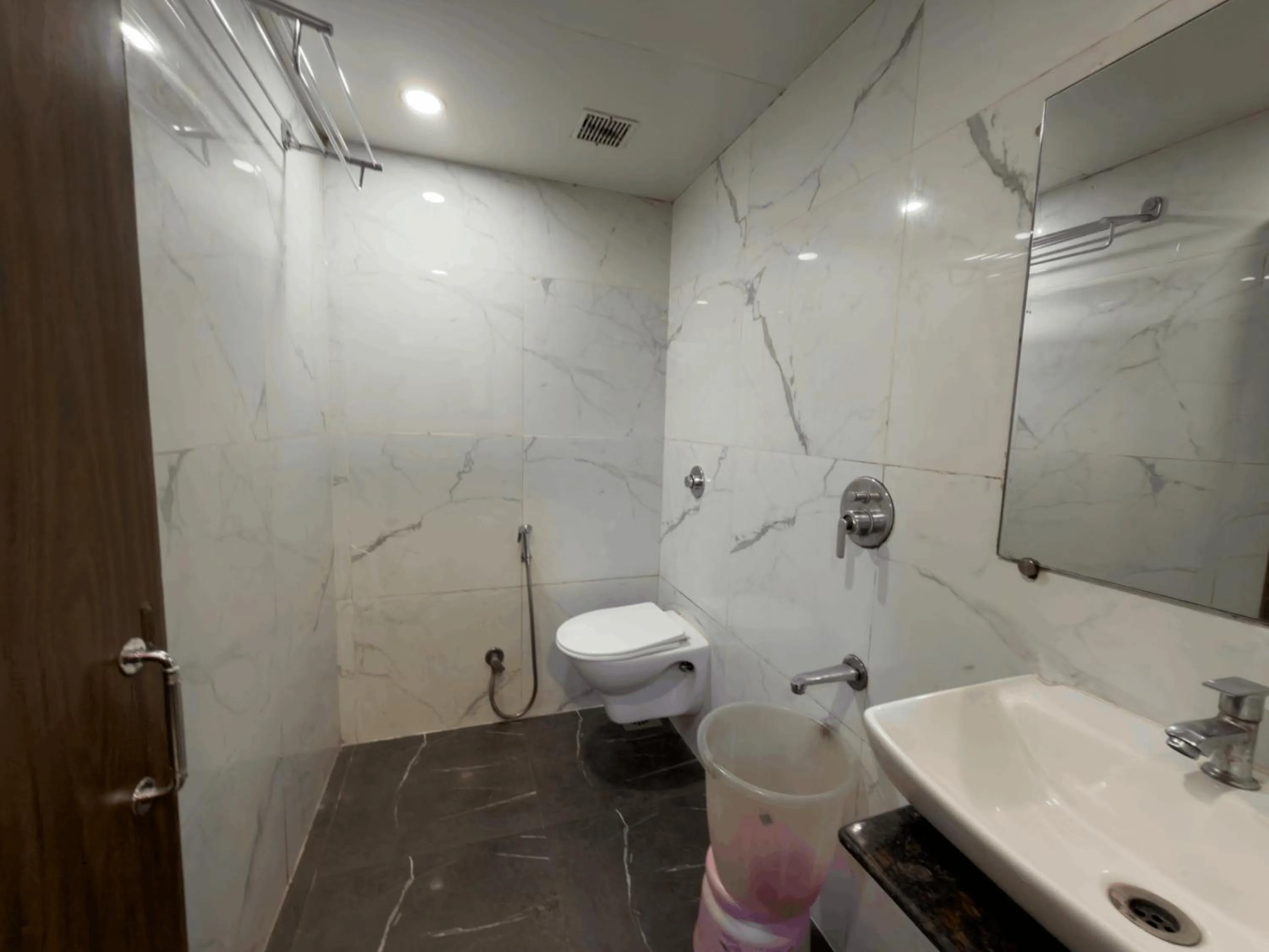 Bathroom in Hotel Hometown Near US Embassy BKC