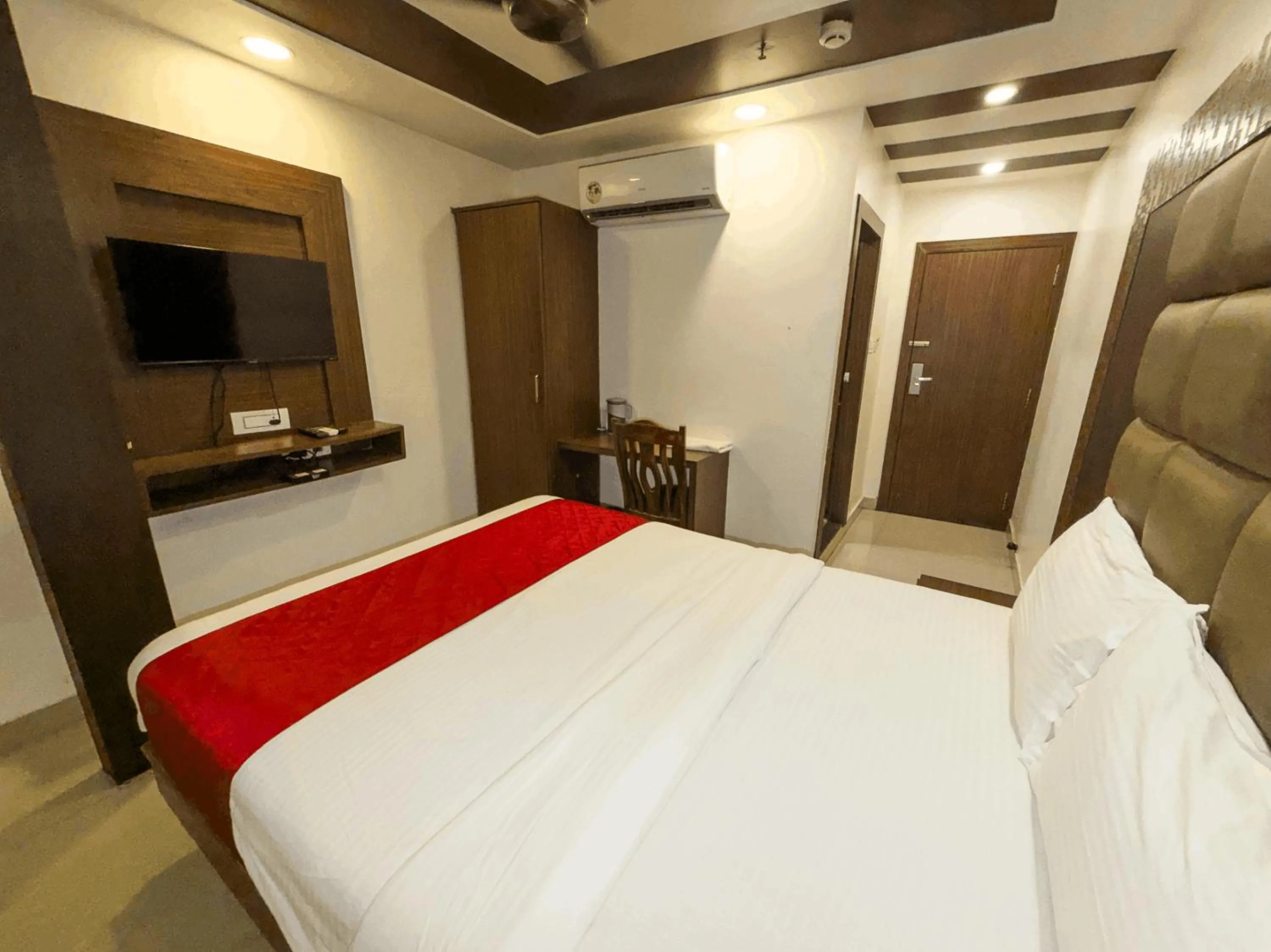 Bedroom, Bed in Hotel Hometown Near US Embassy BKC