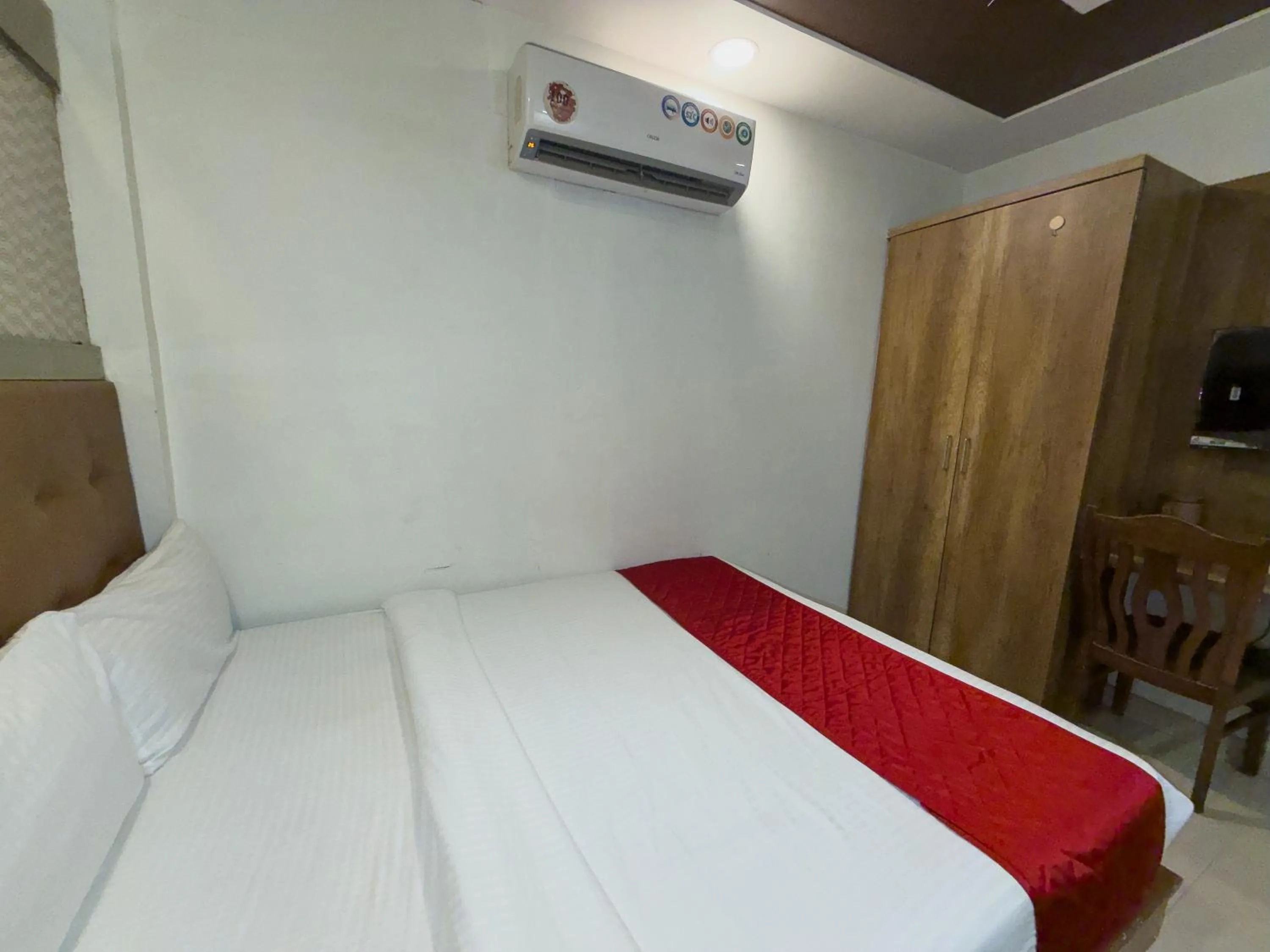 Bedroom, Bed in Hotel Hometown Near US Embassy BKC