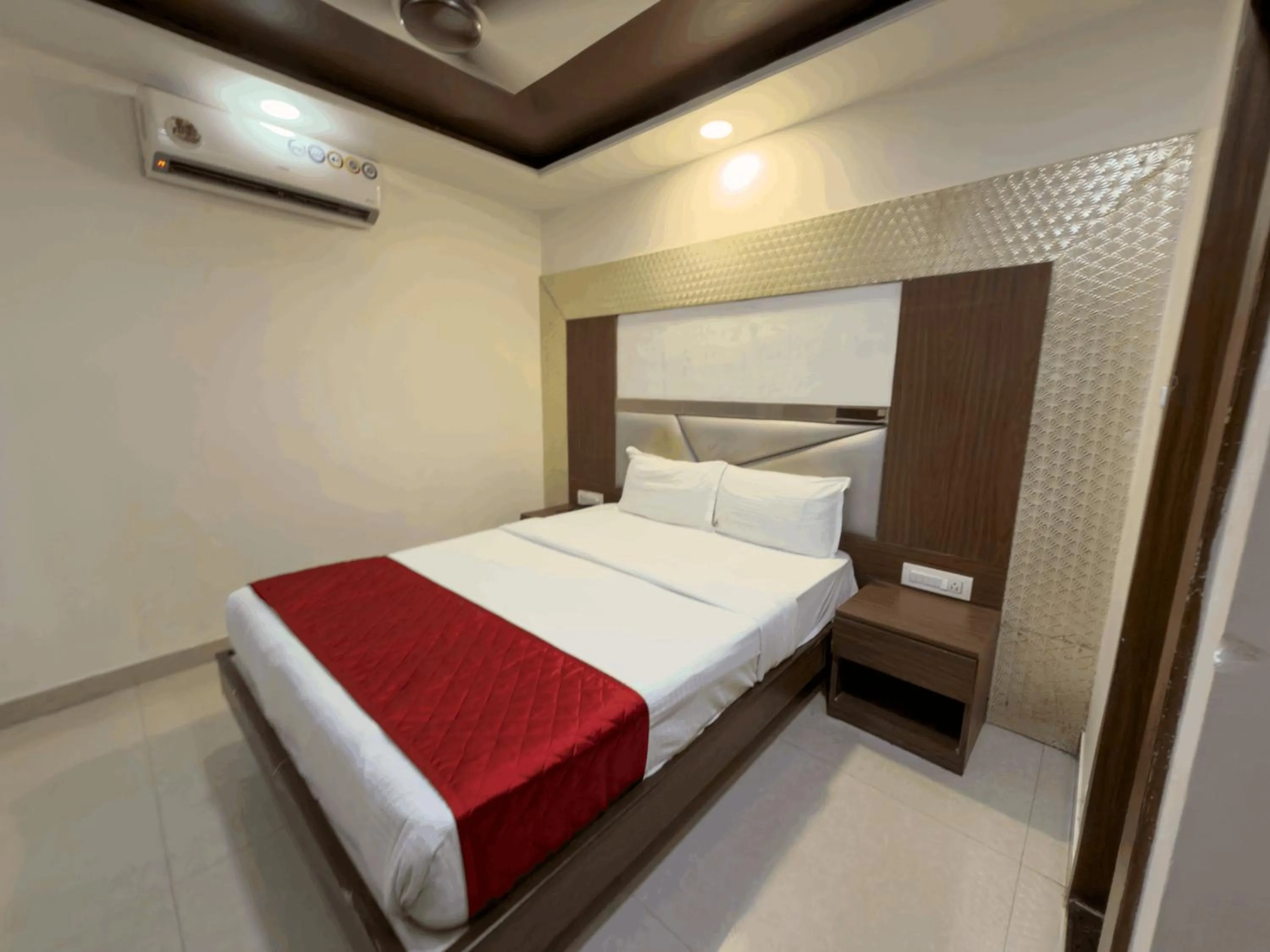 Bedroom, Bed in Hotel Hometown Near US Embassy BKC