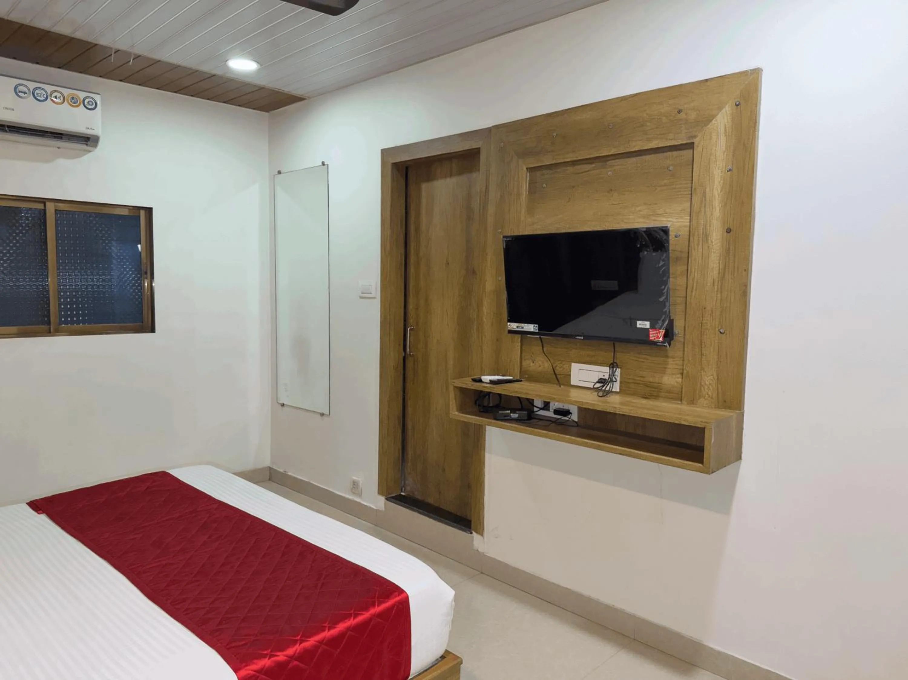 Bedroom, Bed in Hotel Hometown Near US Embassy BKC