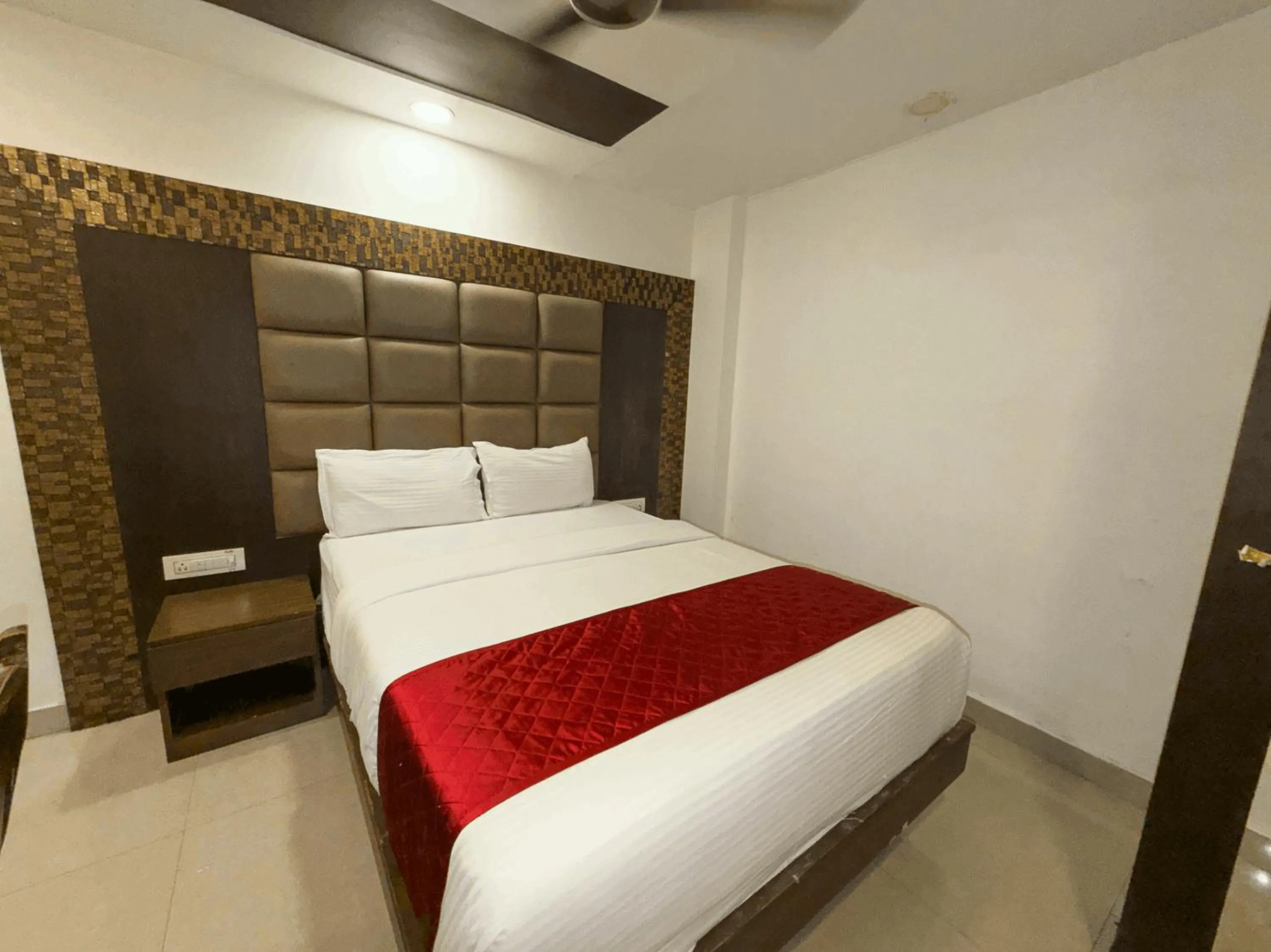 Bedroom, Bed in Hotel Hometown Near US Embassy BKC