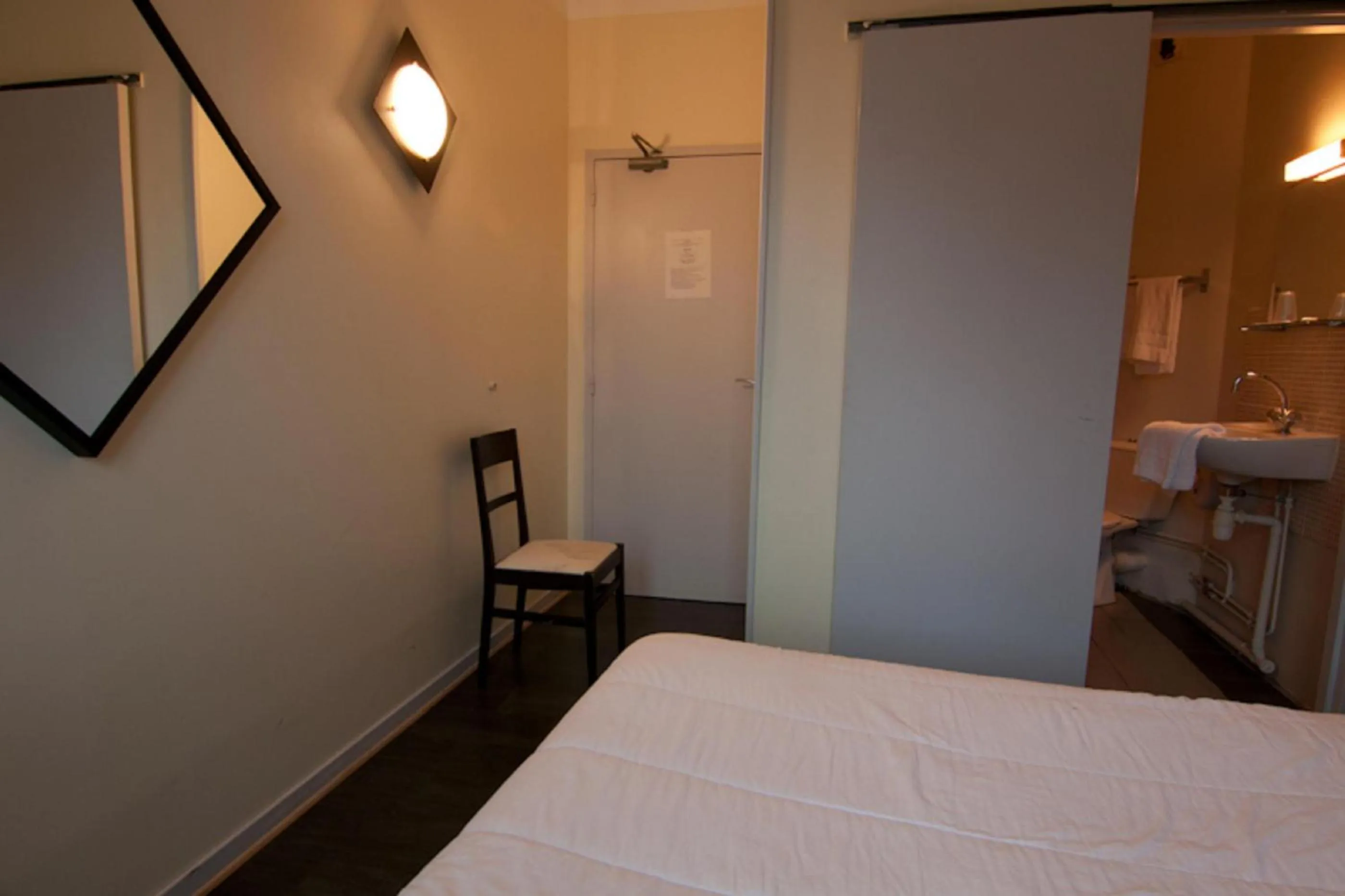 Photo of the whole room, Bed in Hotel De Londres