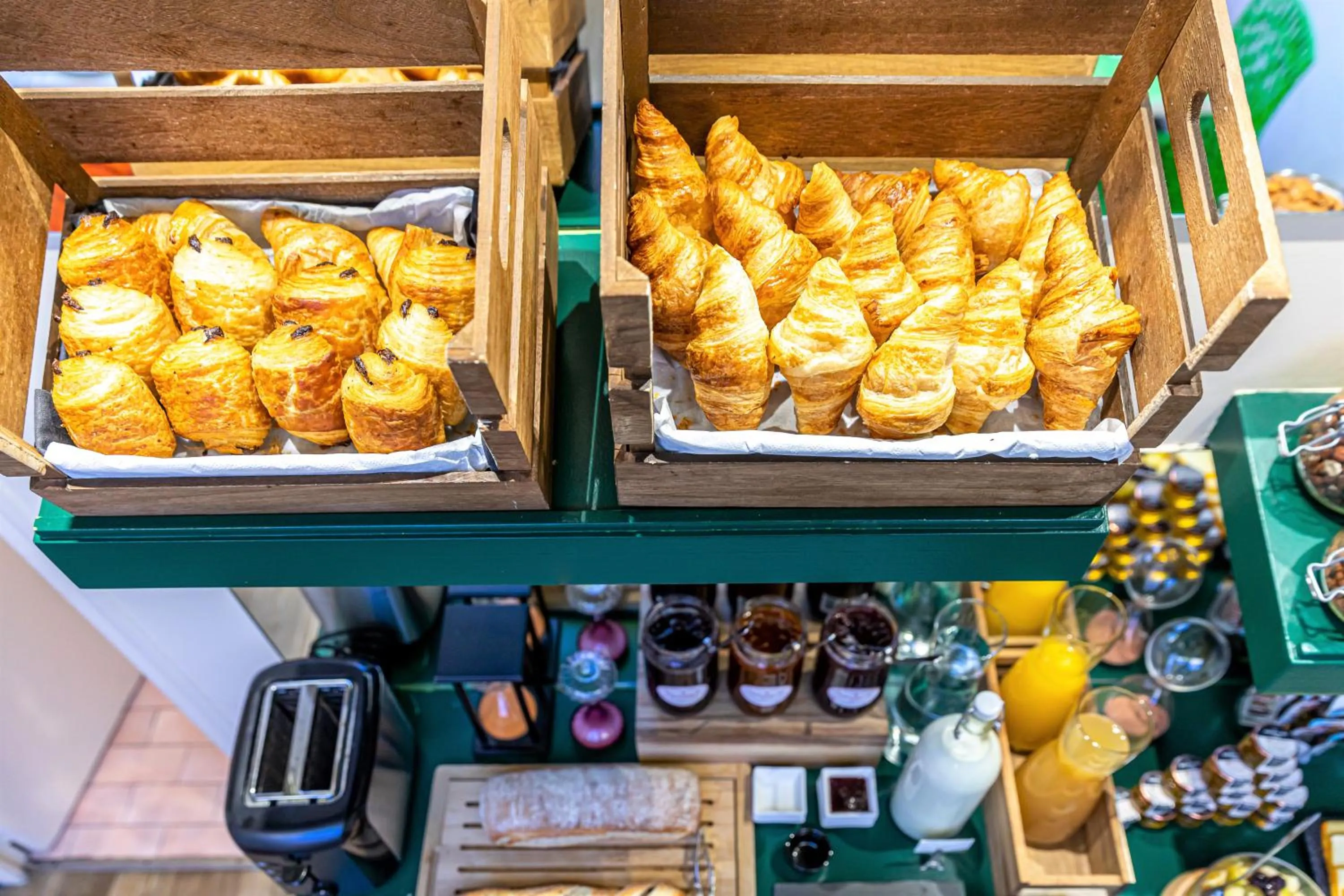 Food and drinks in Hotel Ariane Montparnasse by Patrick Hayat