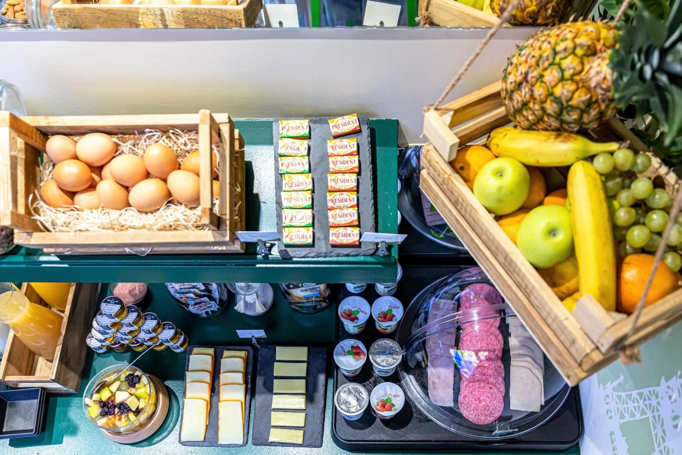 Food and drinks in Hotel Ariane Montparnasse by Patrick Hayat