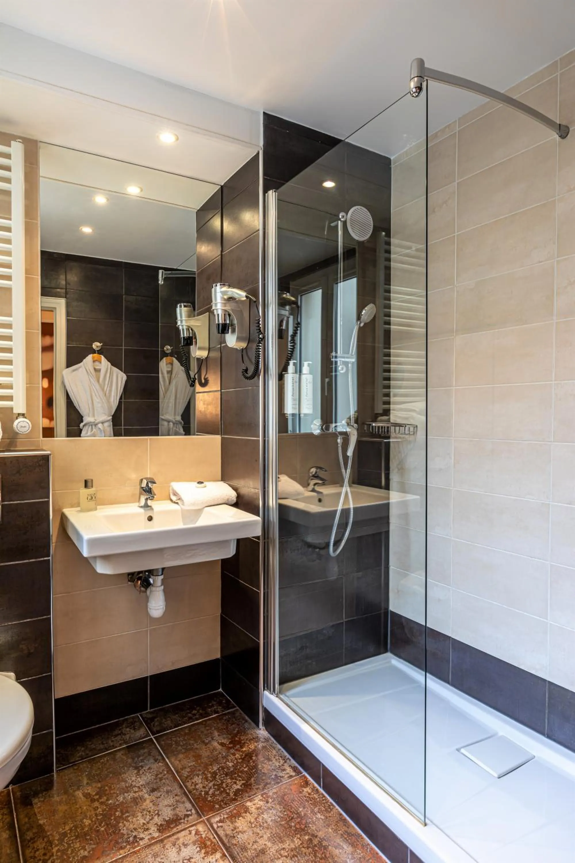 Shower in Hotel Ariane Montparnasse by Patrick Hayat