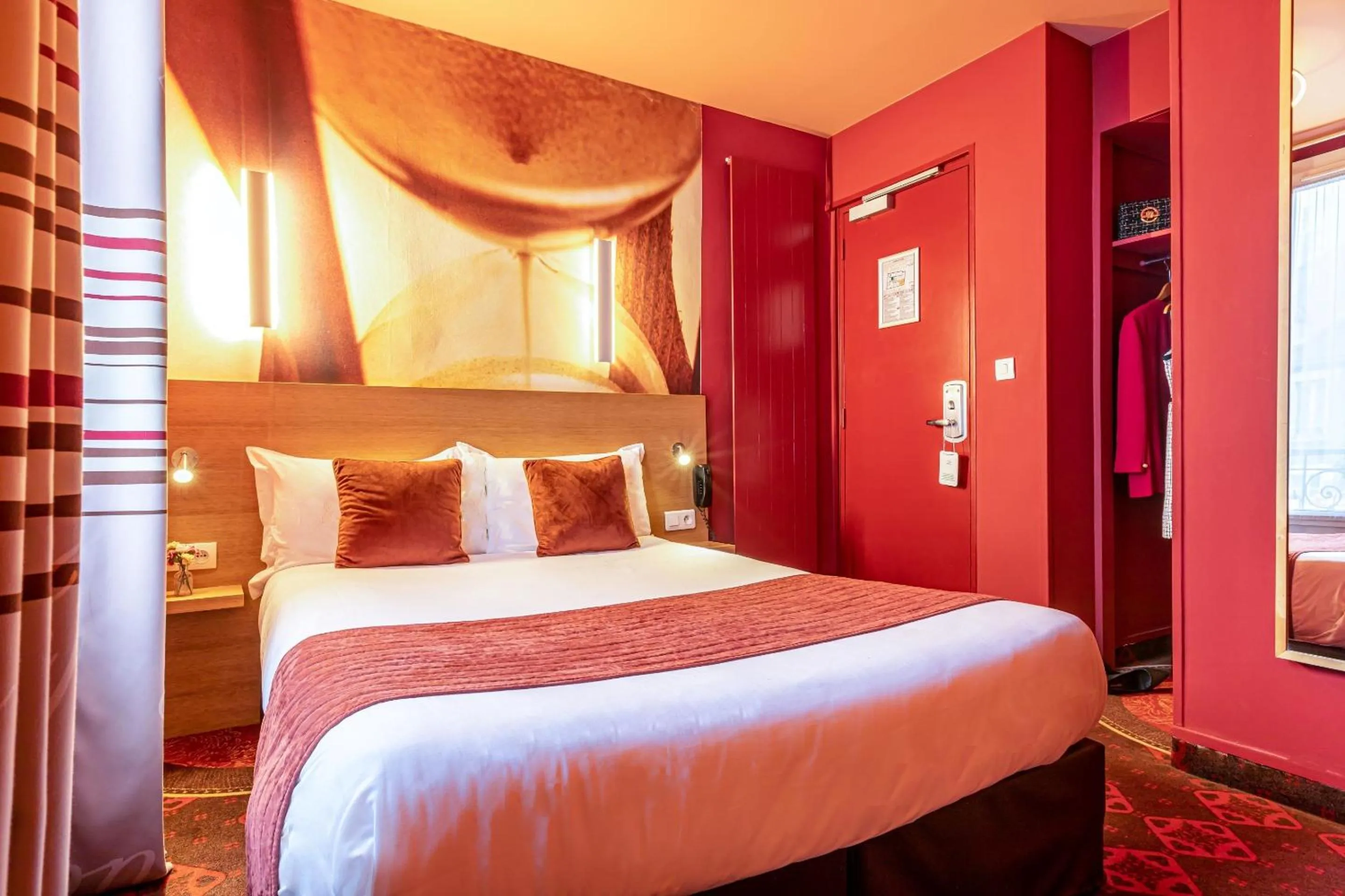 Photo of the whole room, Bed in Hotel Ariane Montparnasse by Patrick Hayat