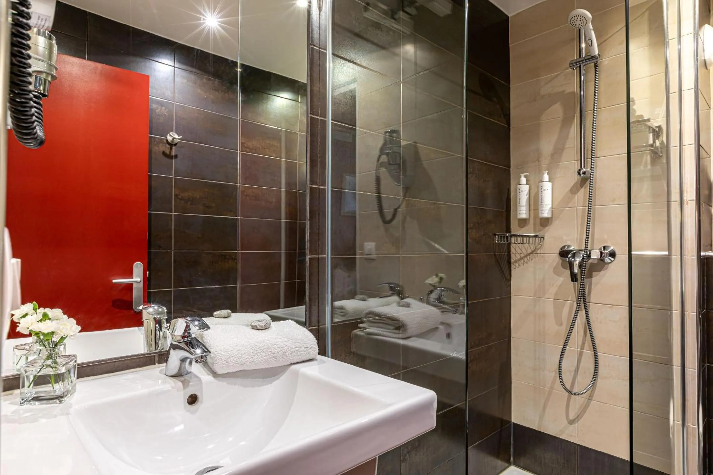 Shower in Hotel Ariane Montparnasse by Patrick Hayat