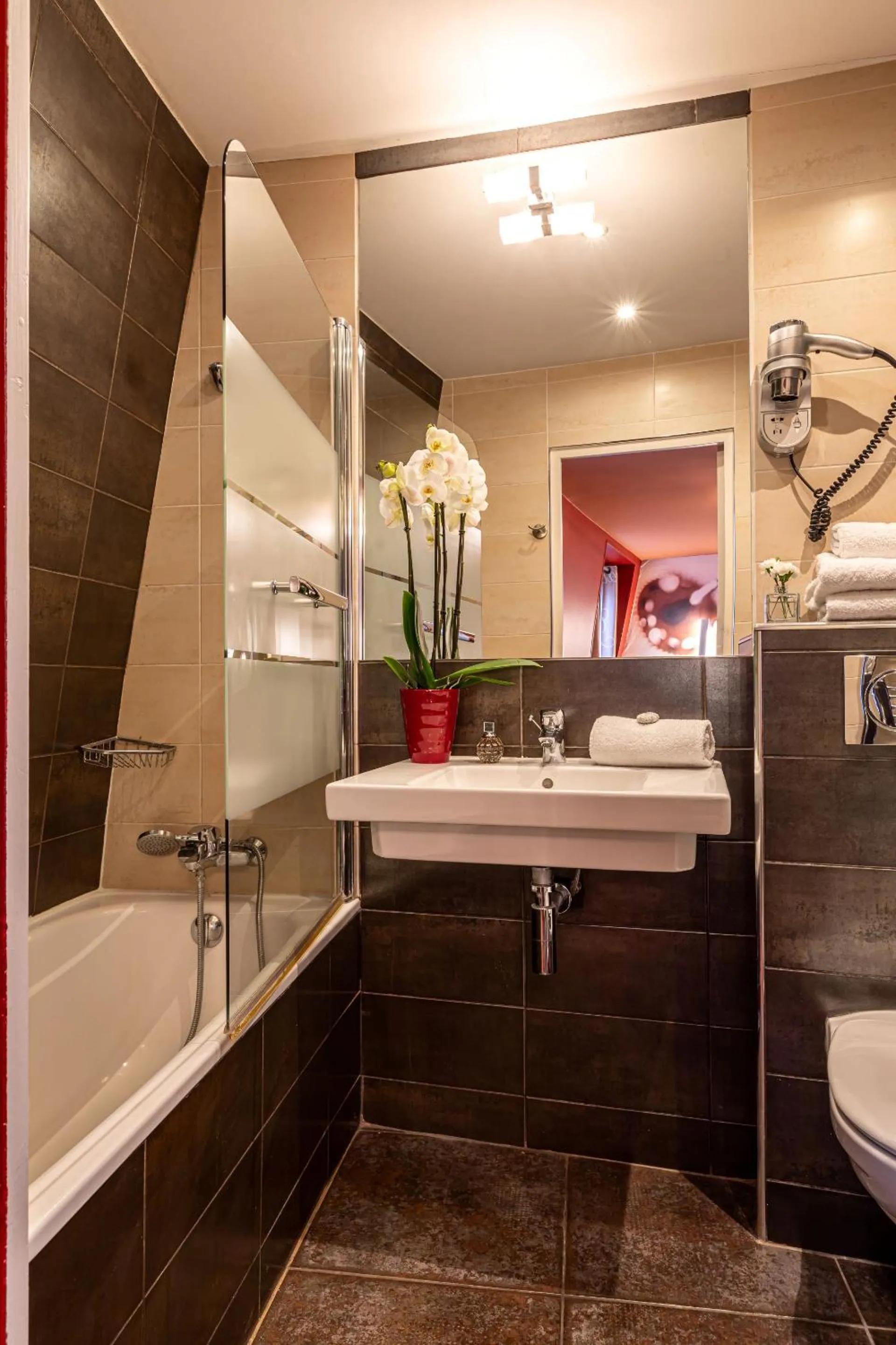 Bathroom in Hotel Ariane Montparnasse by Patrick Hayat