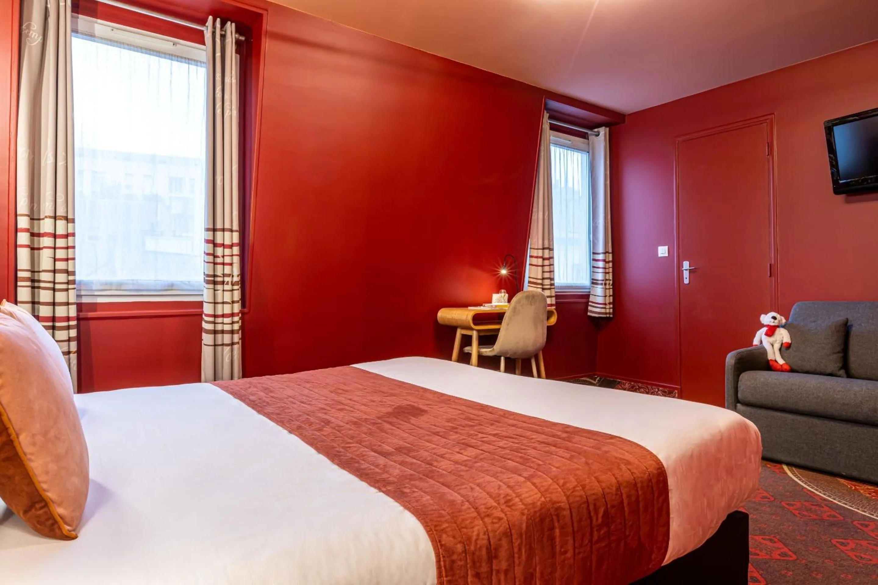 Photo of the whole room, Bed in Hotel Ariane Montparnasse by Patrick Hayat