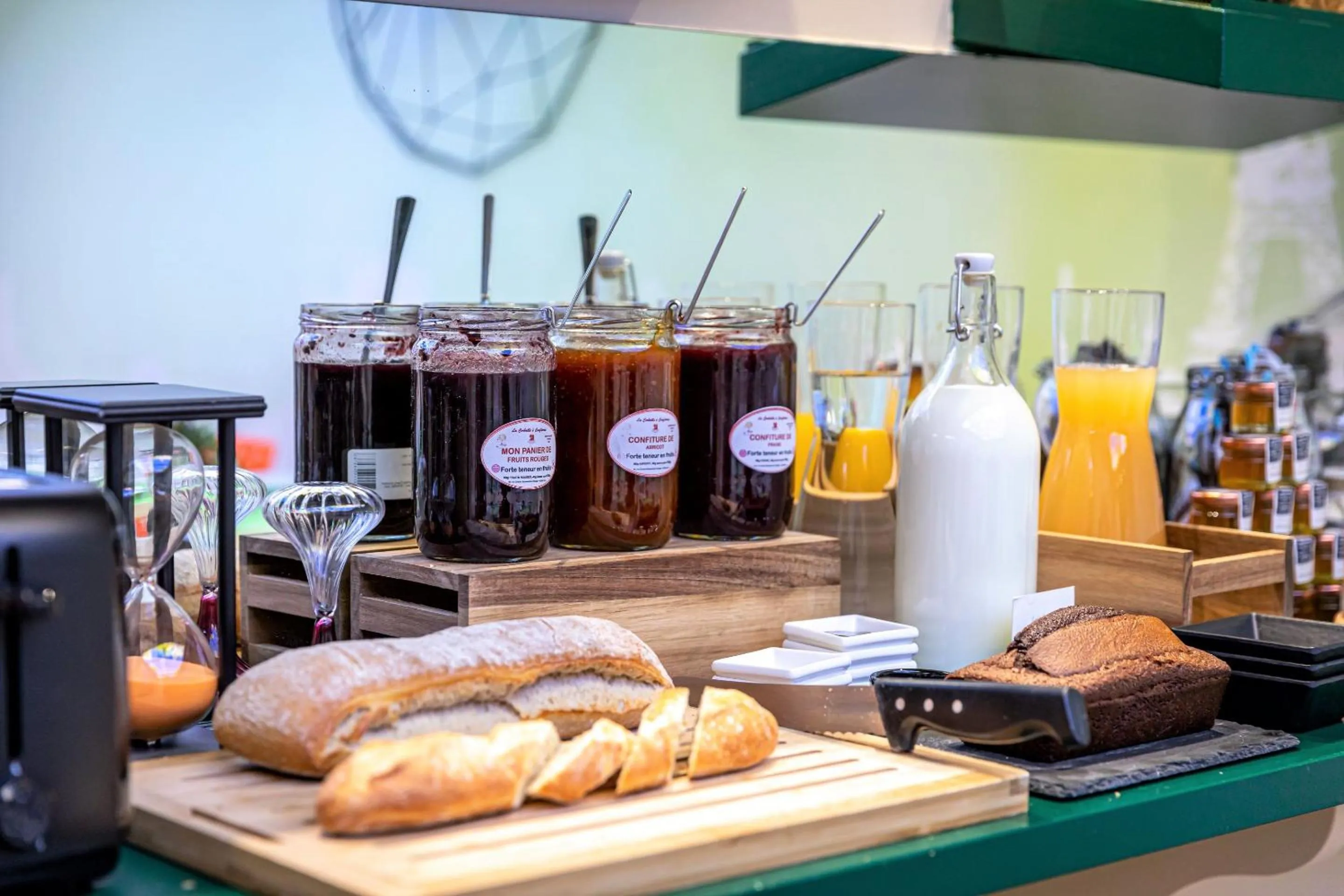 Food and drinks in Hotel Ariane Montparnasse by Patrick Hayat