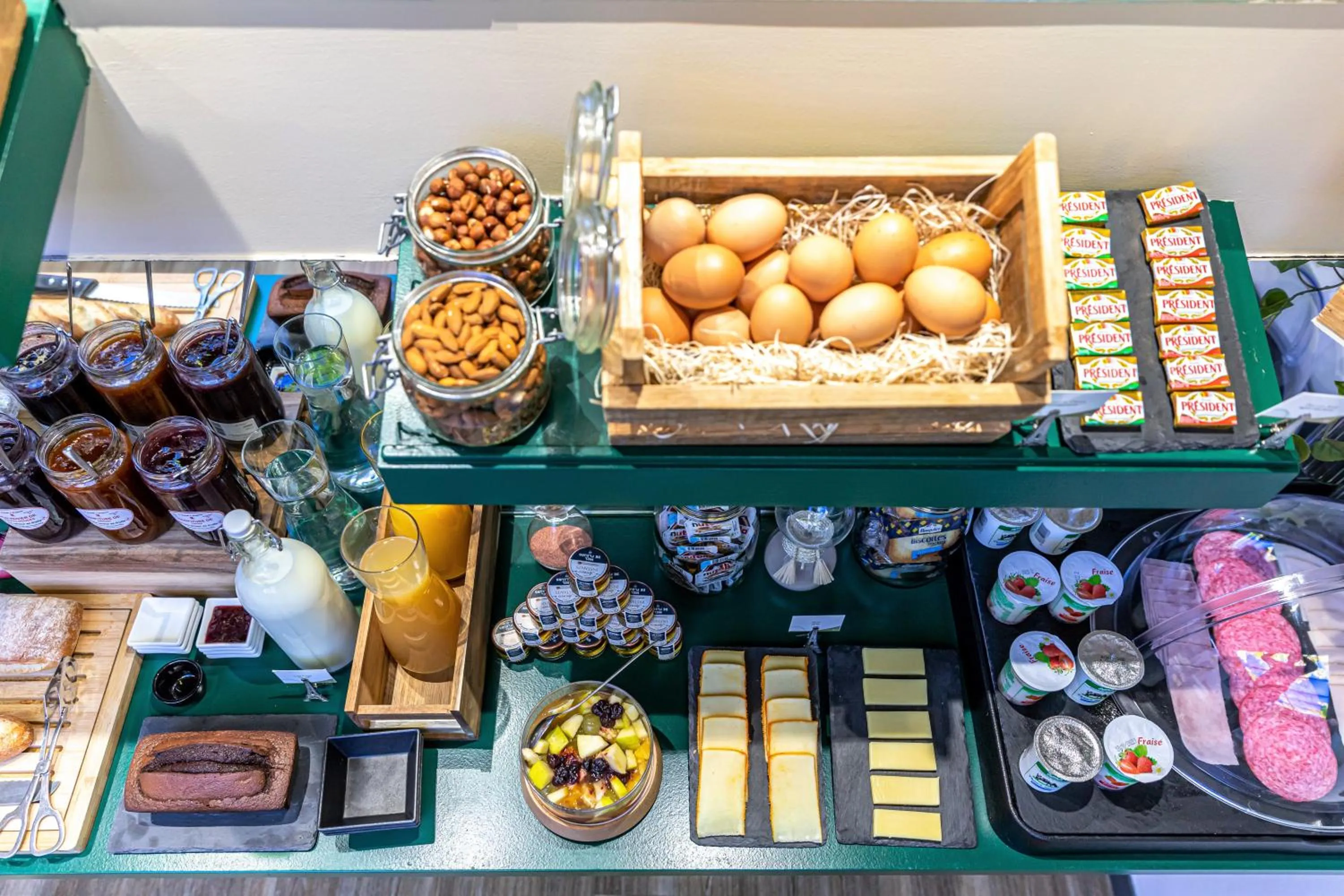 Food and drinks in Hotel Ariane Montparnasse by Patrick Hayat