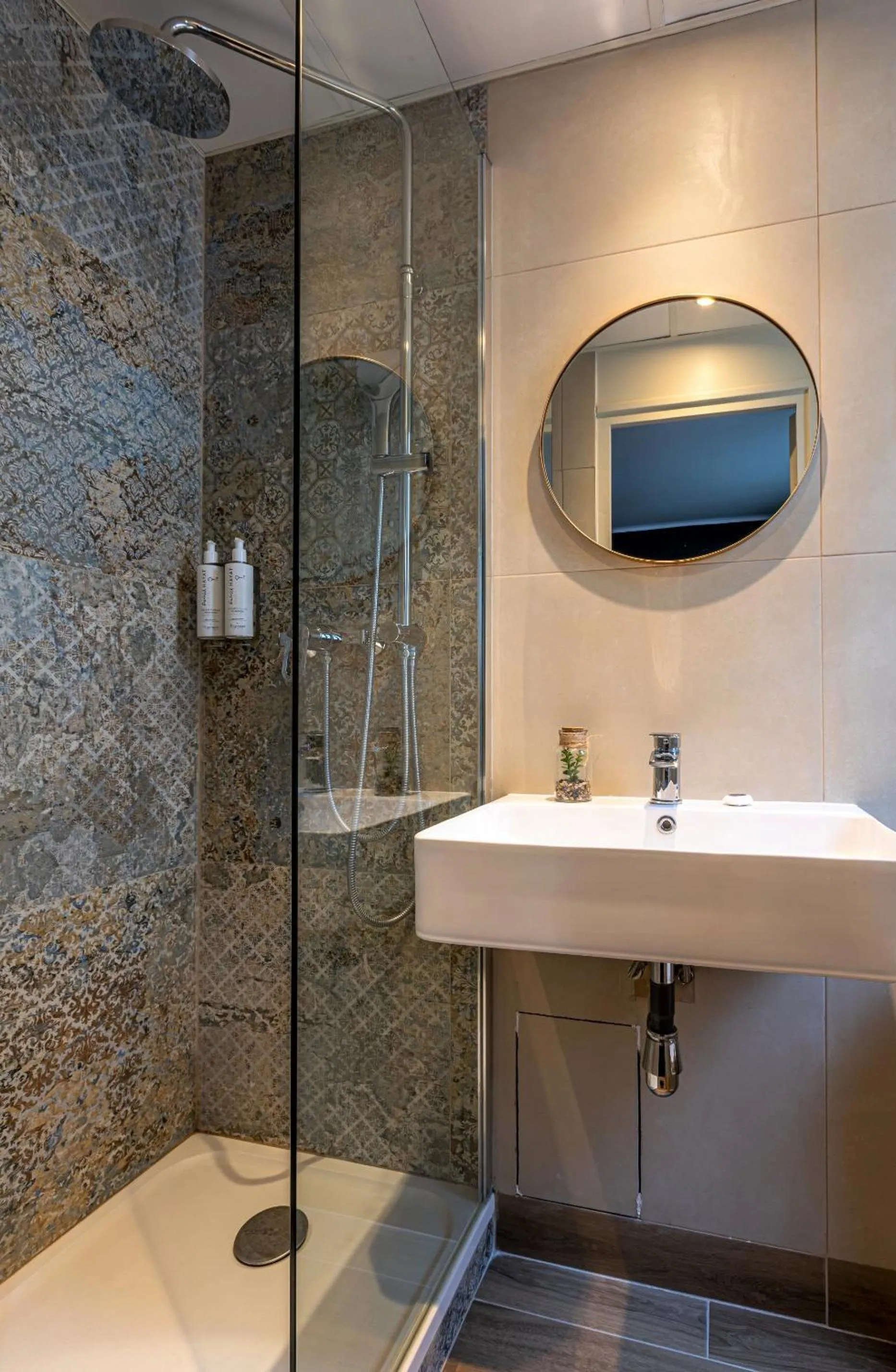 Shower in Hotel Ariane Montparnasse by Patrick Hayat