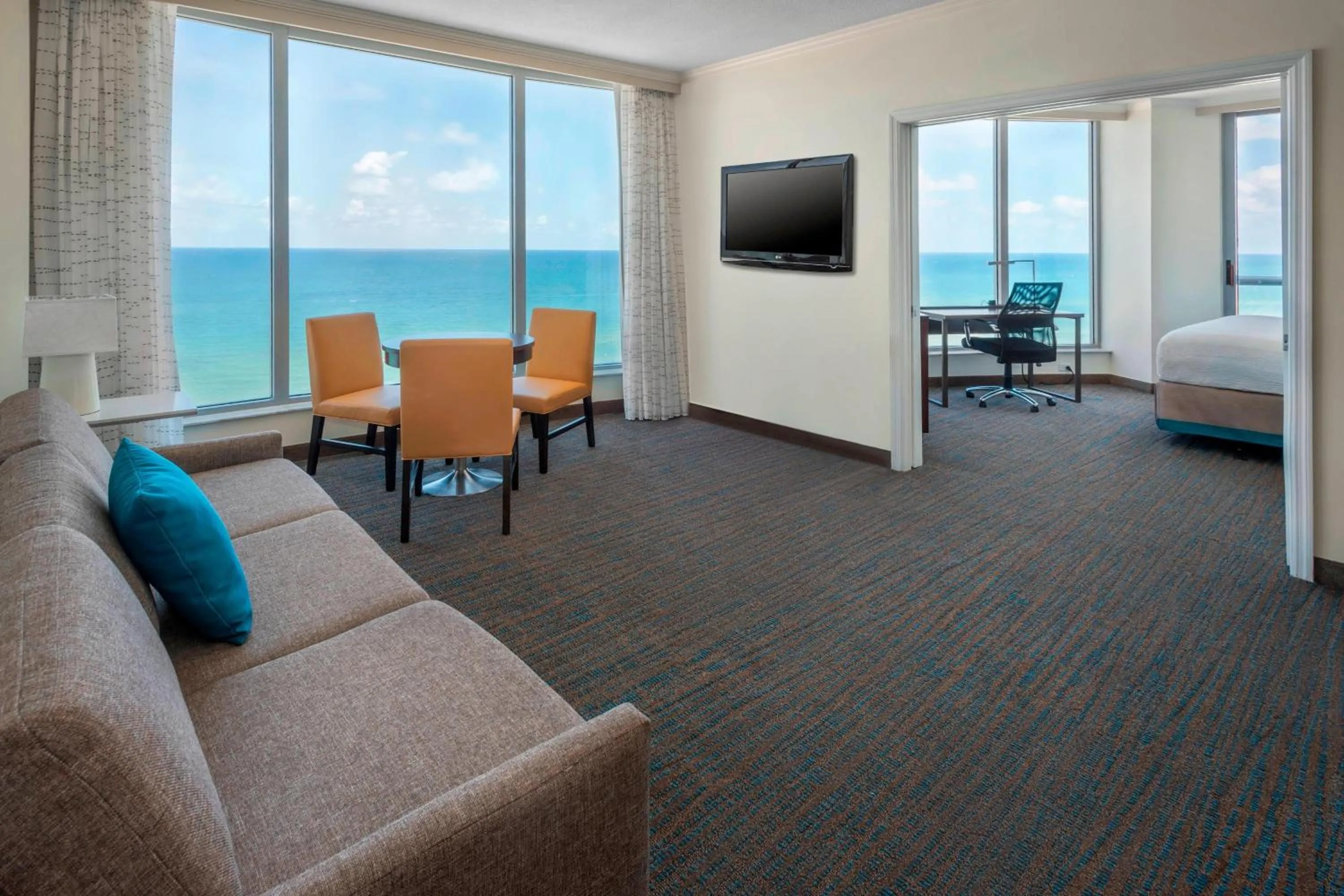 Living room, Bed in Residence Inn Fort Lauderdale Pompano Beach/Oceanfront