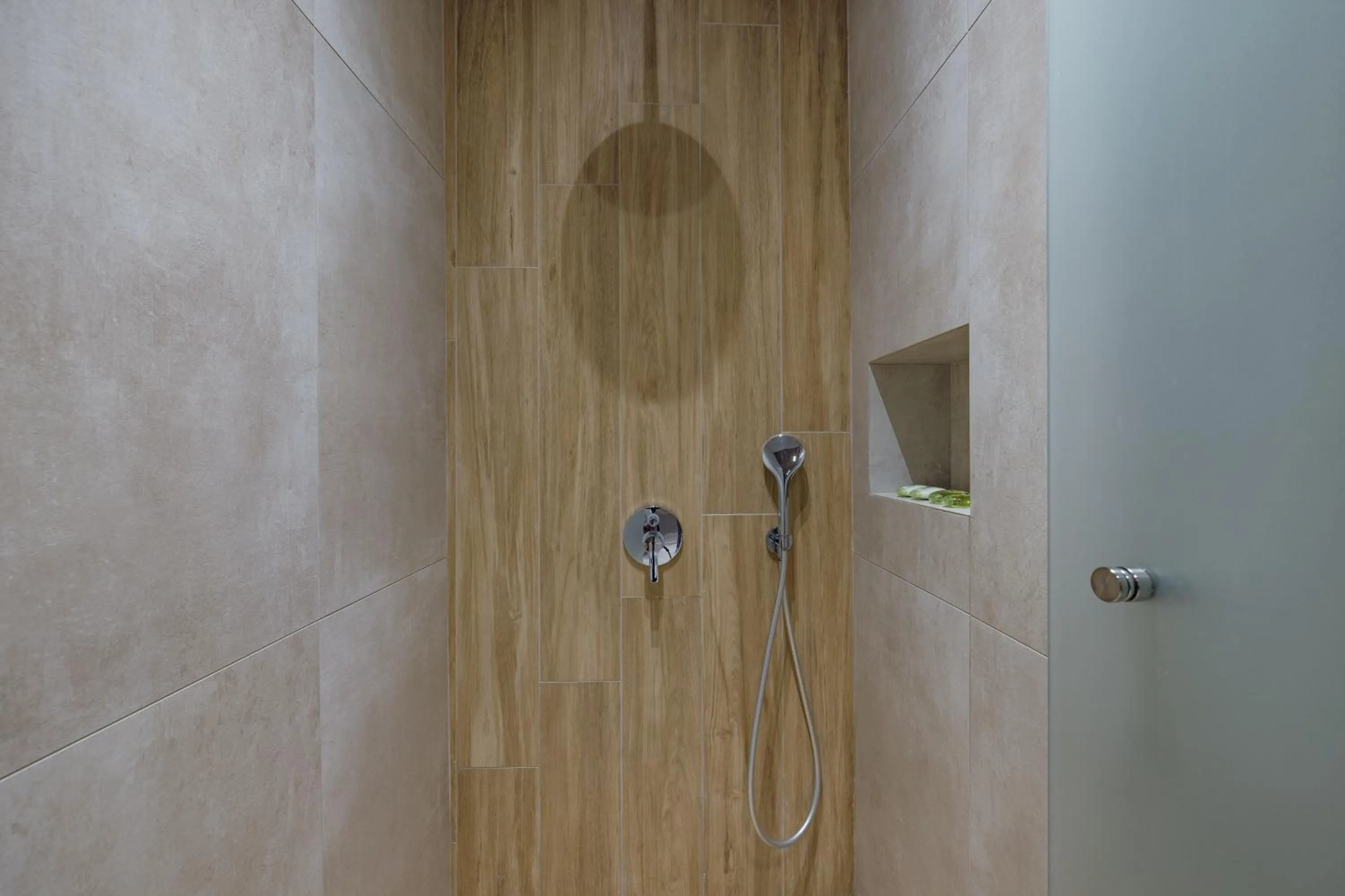 Shower in El Mar Naxos