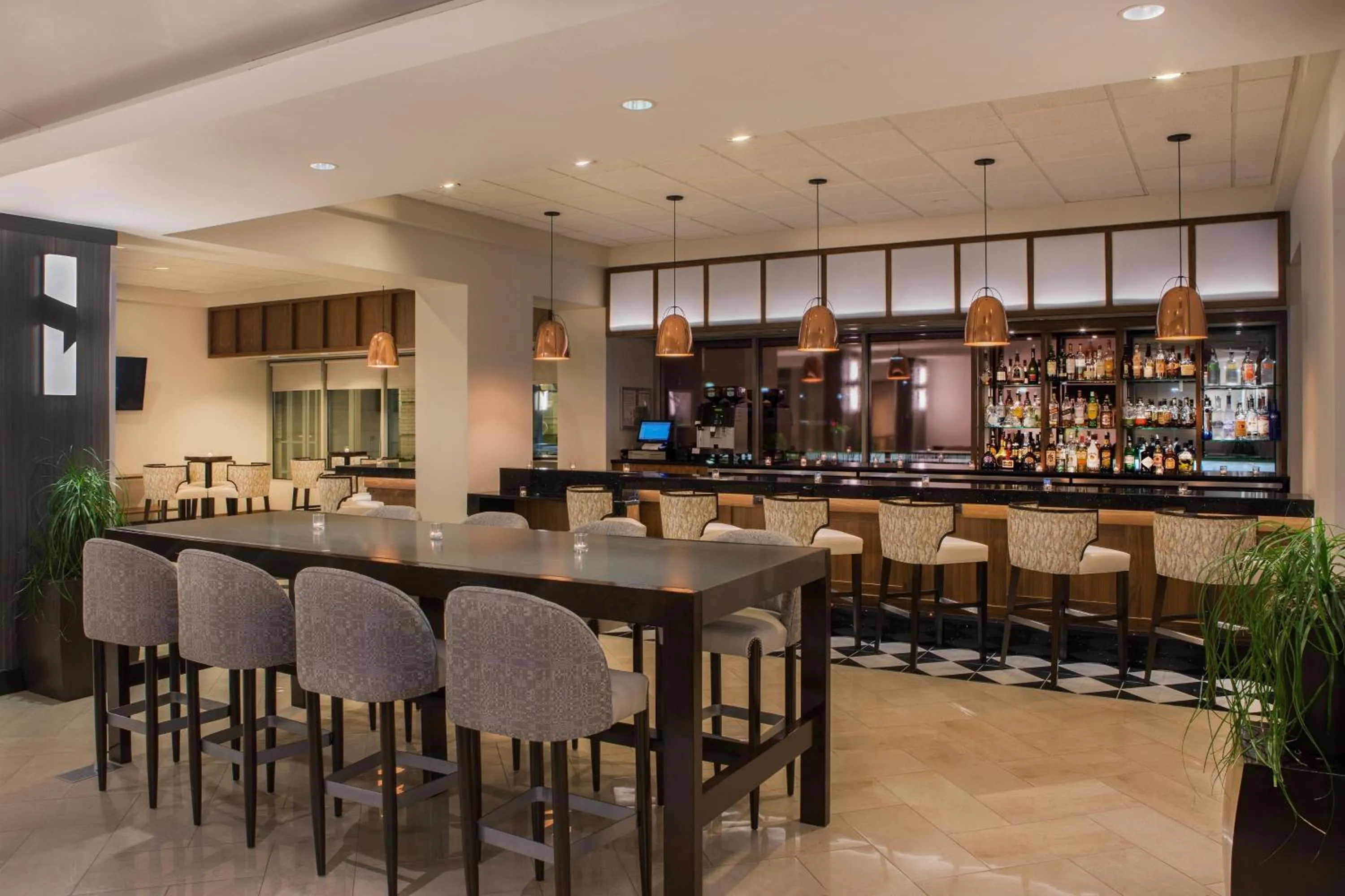 Lounge or bar in Sheraton Suites Chicago Elk Grove