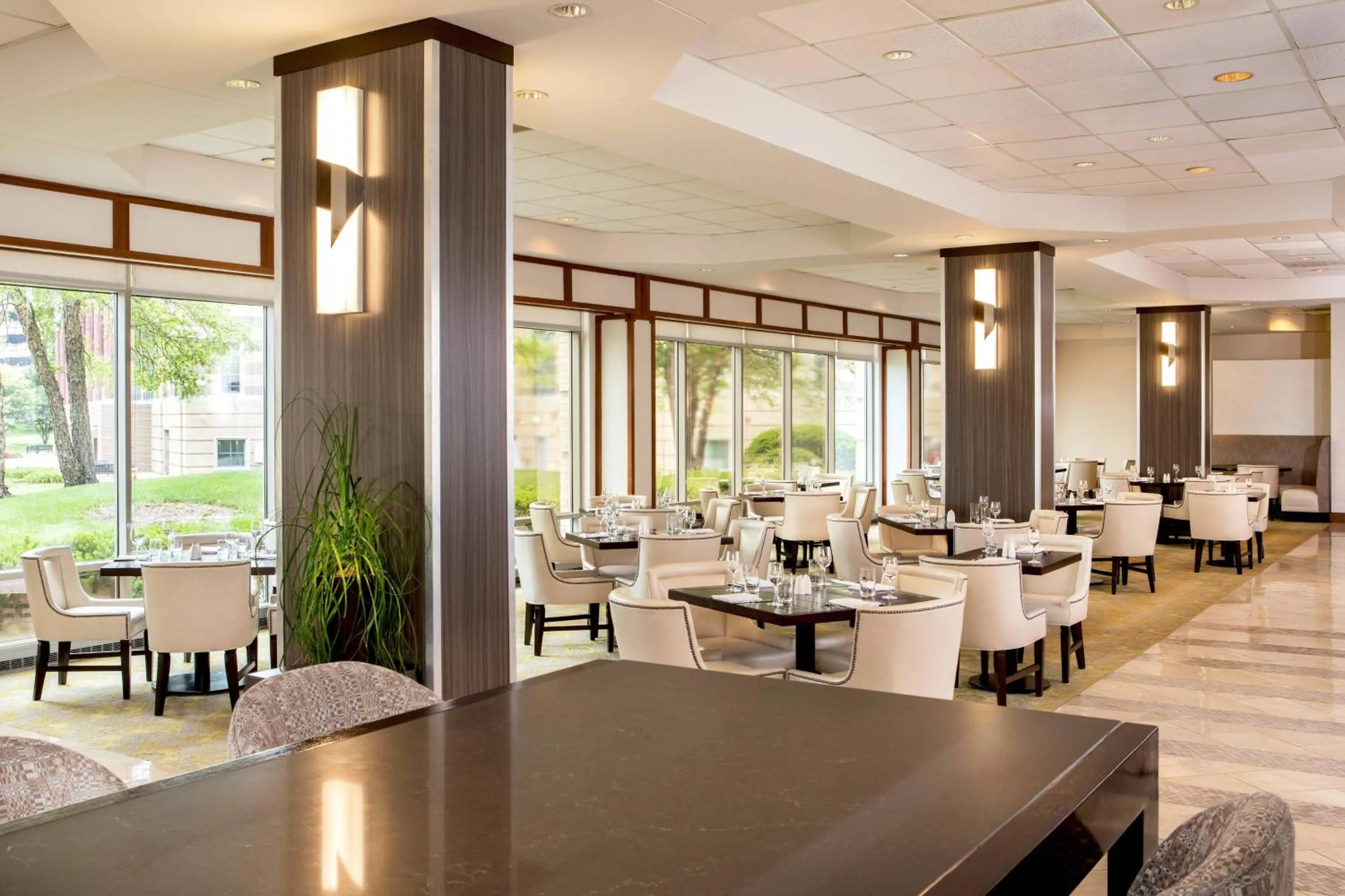 Restaurant/places to eat in Sheraton Suites Chicago Elk Grove