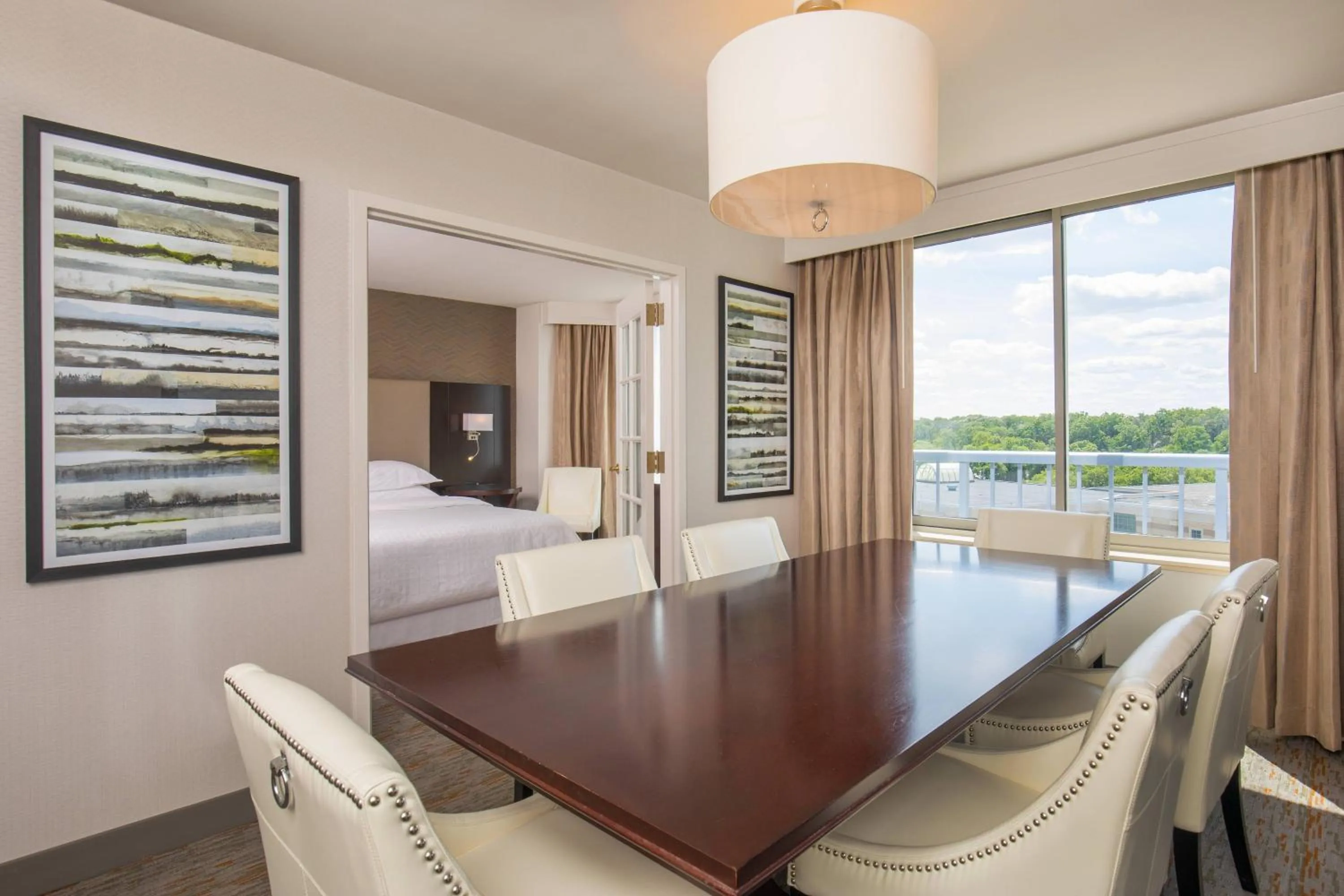 Photo of the whole room in Sheraton Suites Chicago Elk Grove