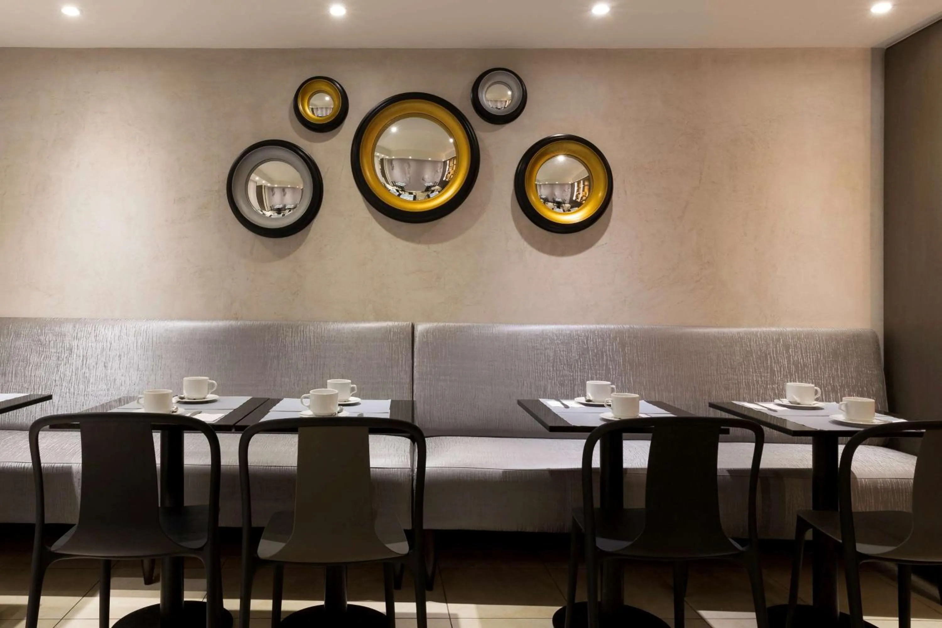 Restaurant/places to eat in Hotel Paris Italie