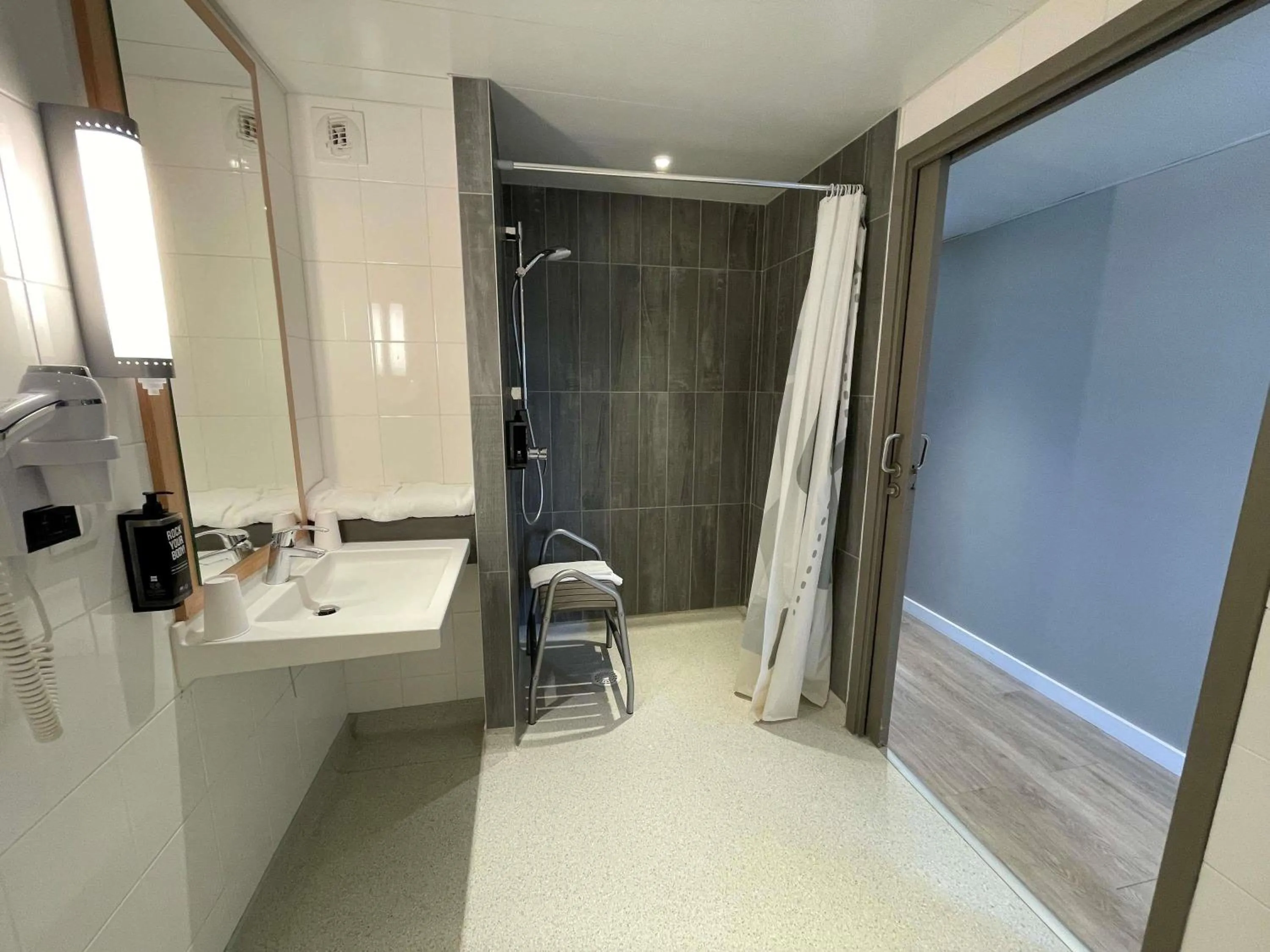 Bedroom in ibis Dijon Gare