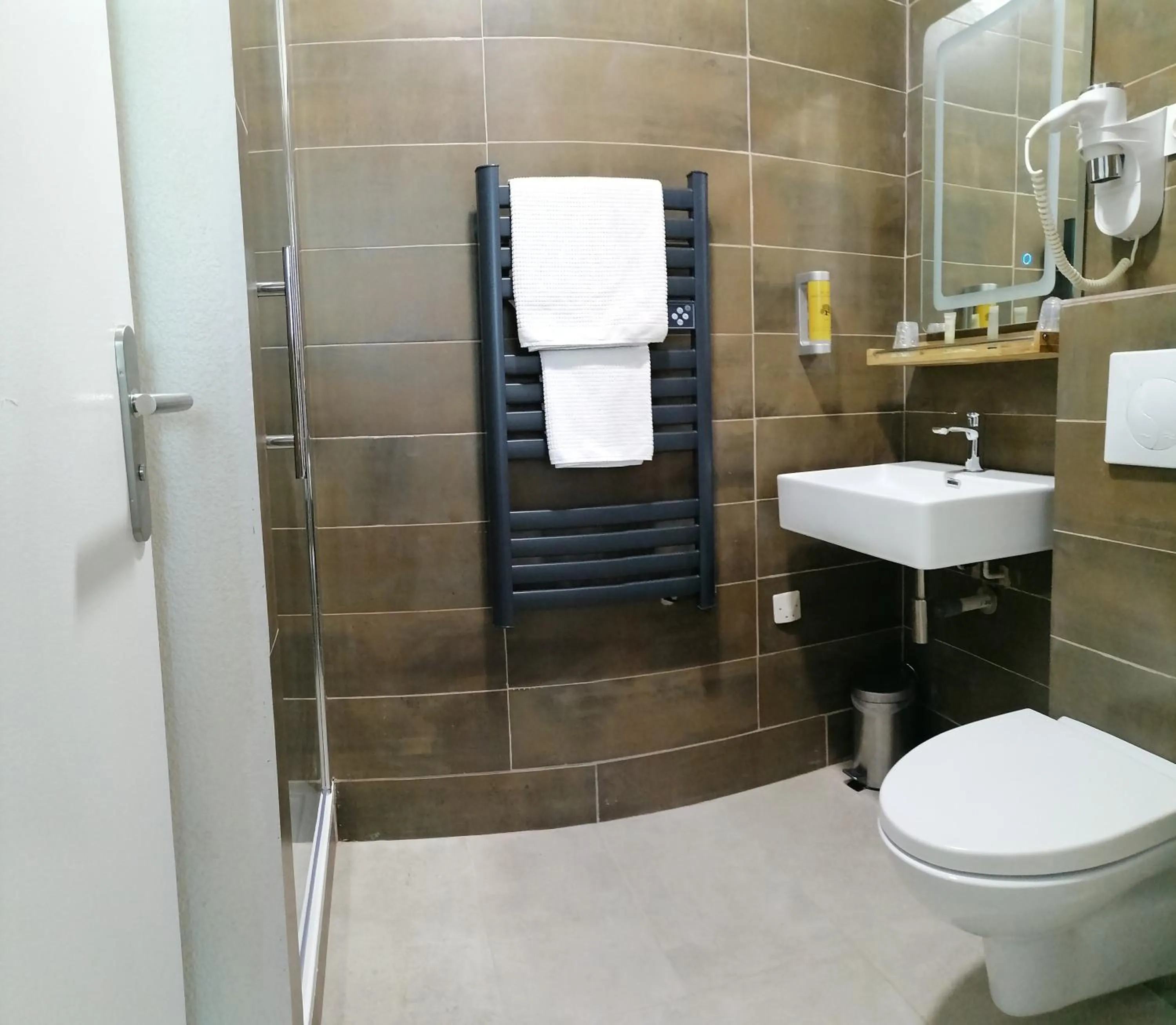 Shower in La Buissonnière