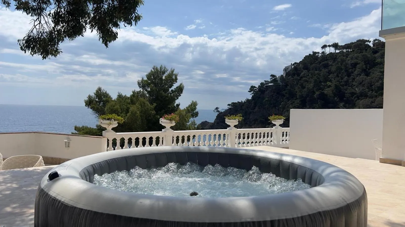 Hot Tub in Hotel La Calanque