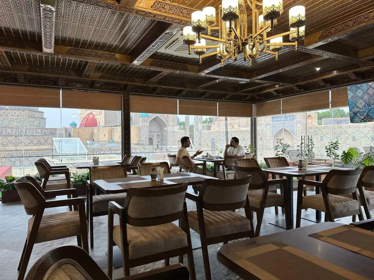 Restaurant/places to eat in Hotel Minor