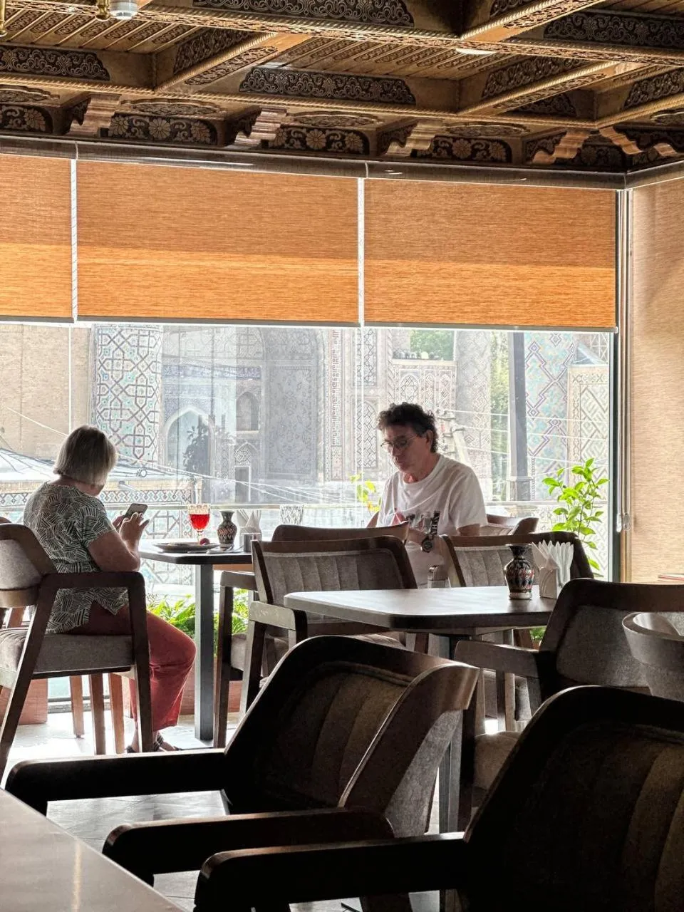 Restaurant/places to eat in Hotel Minor